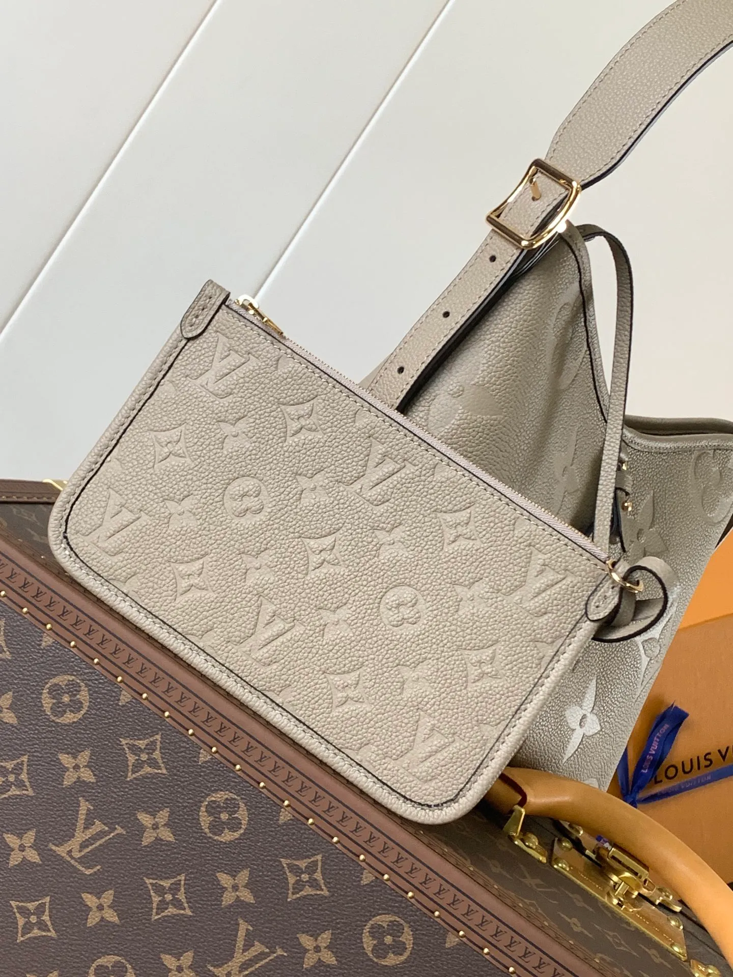 💰1180 (top layer leather) top original order, transcoding chip M14209 pink M46673 light blue M47180 apricot print M46288 black M46293 off-white M46277 apricot M11790 brown This small CarryAll handbag is made of Monogram Empreinte leather, showing the elegant style of the LV Milky Way series. The metal hardware and detachable name tag add to the sophisticated feel, and the interior pockets can safely store valuables. It can be carried by hand or by the shoulder strap to explore more carrying methods.  24 x 12 x 29.5 cm (H x W x L) Embossed grained cowhide Leather trim Textile lining Metal hardware Zip closure Internal slip pocket Internal zipper pocket Removable name tag Holds smartphone, 10" tablet, keys, Zippy wallet and headphones Shoulder strap: removable, adjustable Half-length strap: 32.0 cm Half-length strap adjustable to: 50.0 cm