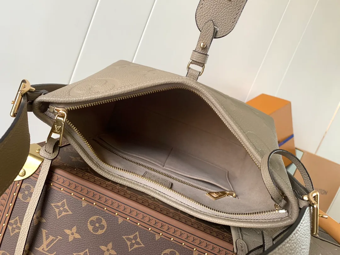 💰1180 (top layer leather) top original order, transcoding chip M14209 pink M46673 light blue M47180 apricot print M46288 black M46293 off-white M46277 apricot M11790 brown This small CarryAll handbag is made of Monogram Empreinte leather, showing the elegant style of the LV Milky Way series. The metal hardware and detachable name tag add to the sophisticated feel, and the interior pockets can safely store valuables. It can be carried by hand or by the shoulder strap to explore more carrying methods.  24 x 12 x 29.5 cm (H x W x L) Embossed grained cowhide Leather trim Textile lining Metal hardware Zip closure Internal slip pocket Internal zipper pocket Removable name tag Holds smartphone, 10" tablet, keys, Zippy wallet and headphones Shoulder strap: removable, adjustable Half-length strap: 32.0 cm Half-length strap adjustable to: 50.0 cm