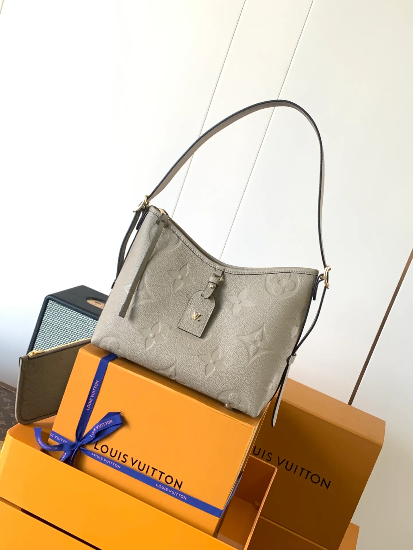 💰1180 (top layer leather) top original order, transcoding chip M14209 pink M46673 light blue M47180 apricot print M46288 black M46293 off-white M46277 apricot M11790 brown This small CarryAll handbag is made of Monogram Empreinte leather, showing the elegant style of the LV Milky Way series. The metal hardware and detachable name tag add to the sophisticated feel, and the interior pockets can safely store valuables. It can be carried by hand or by the shoulder strap to explore more carrying methods.  24 x 12 x 29.5 cm (H x W x L) Embossed grained cowhide Leather trim Textile lining Metal hardware Zip closure Internal slip pocket Internal zipper pocket Removable name tag Holds smartphone, 10" tablet, keys, Zippy wallet and headphones Shoulder strap: removable, adjustable Half-length strap: 32.0 cm Half-length strap adjustable to: 50.0 cm