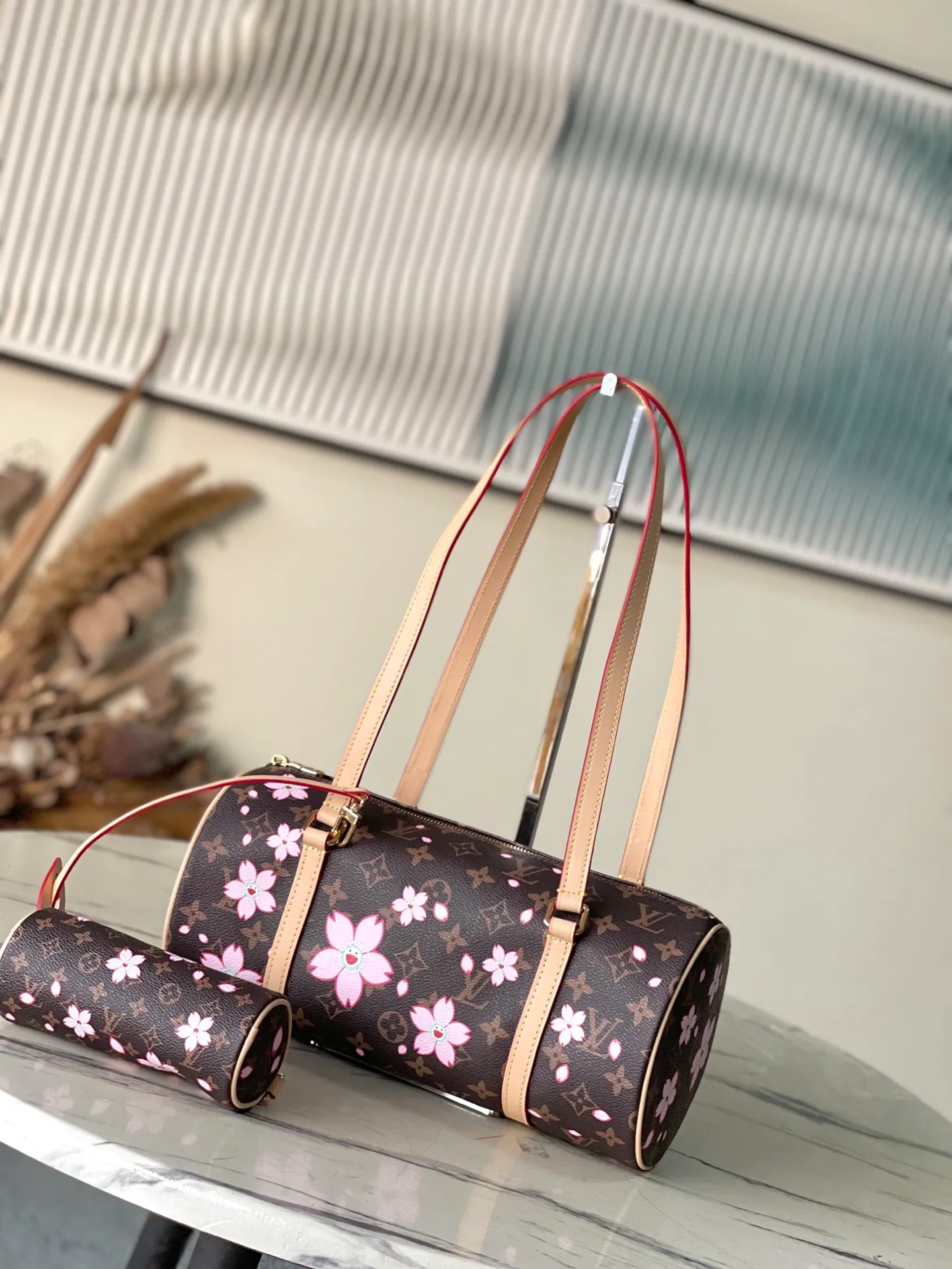 💰900 Top Original Order M13097 This Papillon handbag is made of Monogram coated canvas and leather trim to create a cylindrical configuration, and is cleverly connected to its pocket version through metal parts. The Cherry Blossom pattern of the Louis Vuitton Dimensions: 27 × 11 × 13 cm