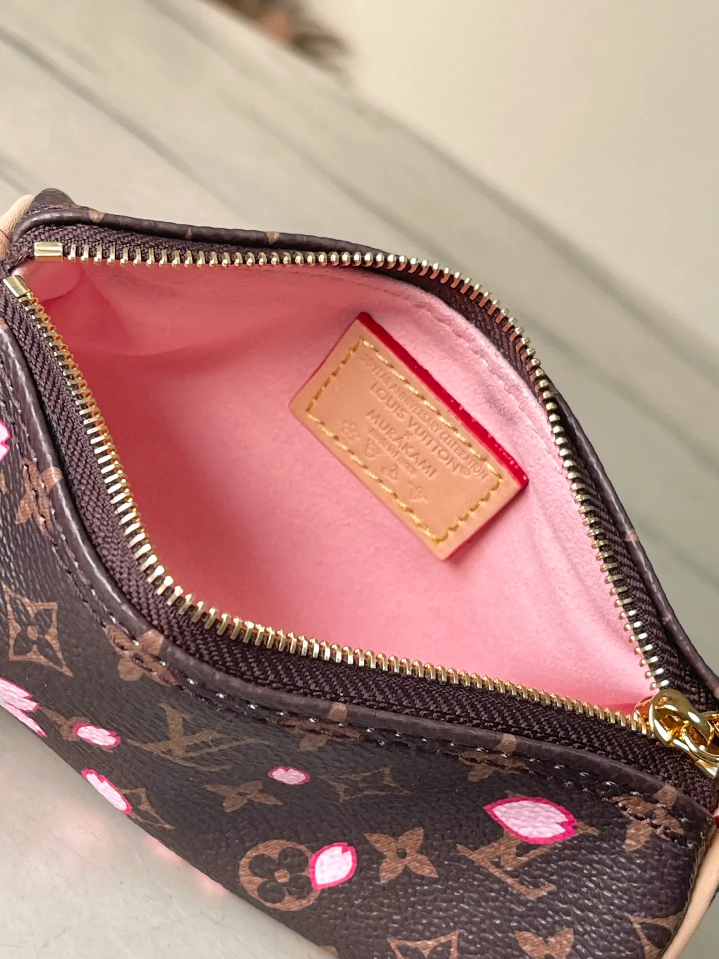 💰900 Top Original Order M13097 This Papillon handbag is made of Monogram coated canvas and leather trim to create a cylindrical configuration, and is cleverly connected to its pocket version through metal parts. The Cherry Blossom pattern of the Louis Vuitton Dimensions: 27 × 11 × 13 cm