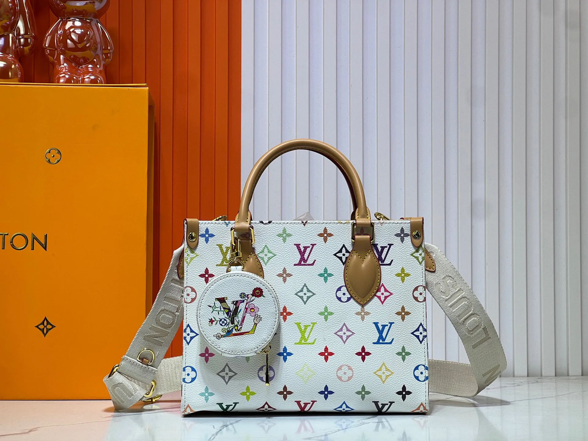 Batch 320💰Upgraded original M46373 Murakami Takahiro tricolor This OnTheGo small handbag is made of Monogram and Monogram Reverse canvas, with the Monogram Giant pattern embellished on it. The Toron handle and the jacquard textured shoulder strap decorated with the brand's logo create a visual contrast, and the detachable coin bag is suitable for storing change or small items. It combines fashionable charm with various functions, making it a good daily companion. 25.0 x 19.0 x 11.5 cm (length x height x width)