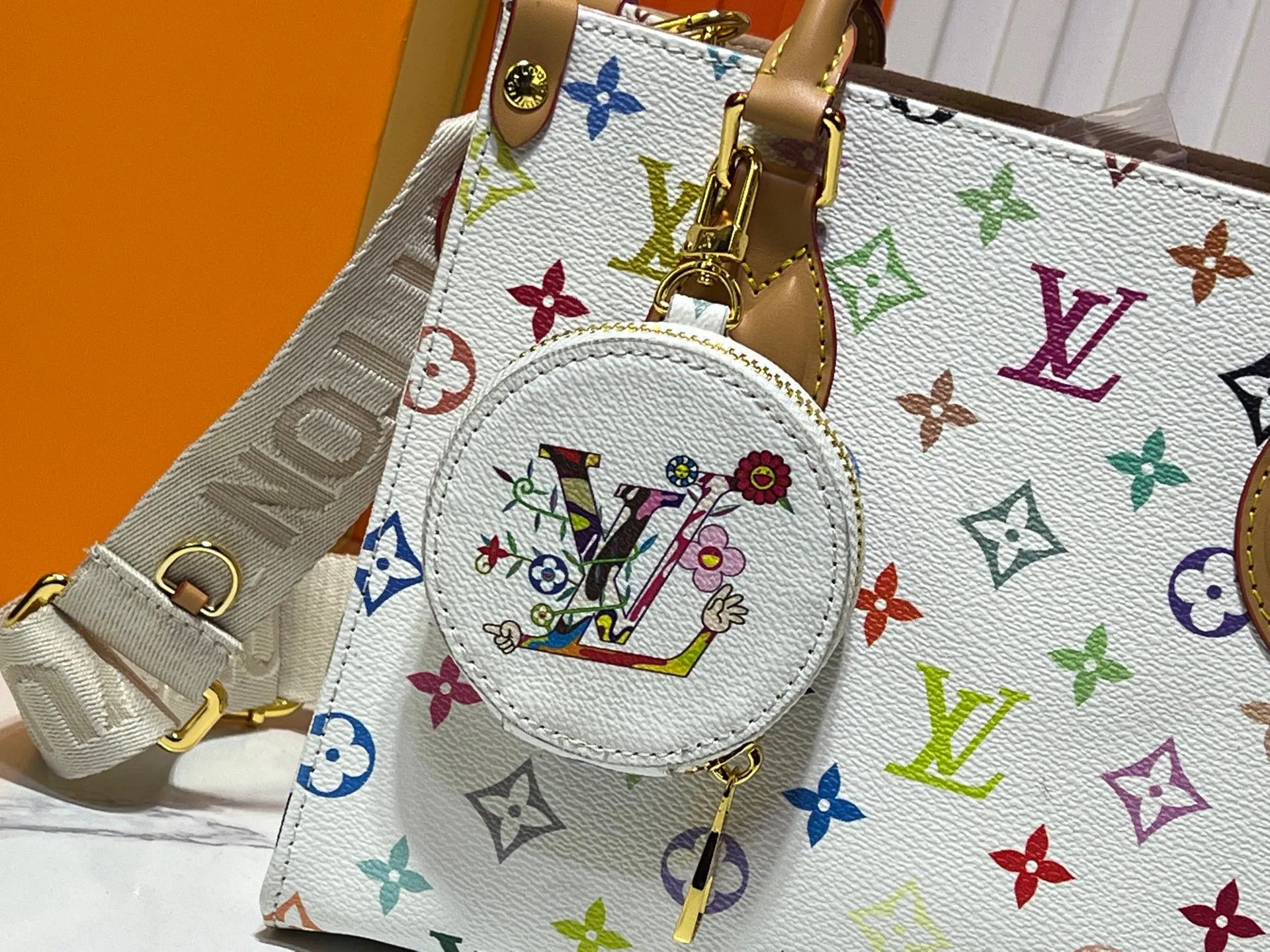 Batch 320💰Upgraded original M46373 Murakami Takahiro tricolor This OnTheGo small handbag is made of Monogram and Monogram Reverse canvas, with the Monogram Giant pattern embellished on it. The Toron handle and the jacquard textured shoulder strap decorated with the brand's logo create a visual contrast, and the detachable coin bag is suitable for storing change or small items. It combines fashionable charm with various functions, making it a good daily companion. 25.0 x 19.0 x 11.5 cm (length x height x width)