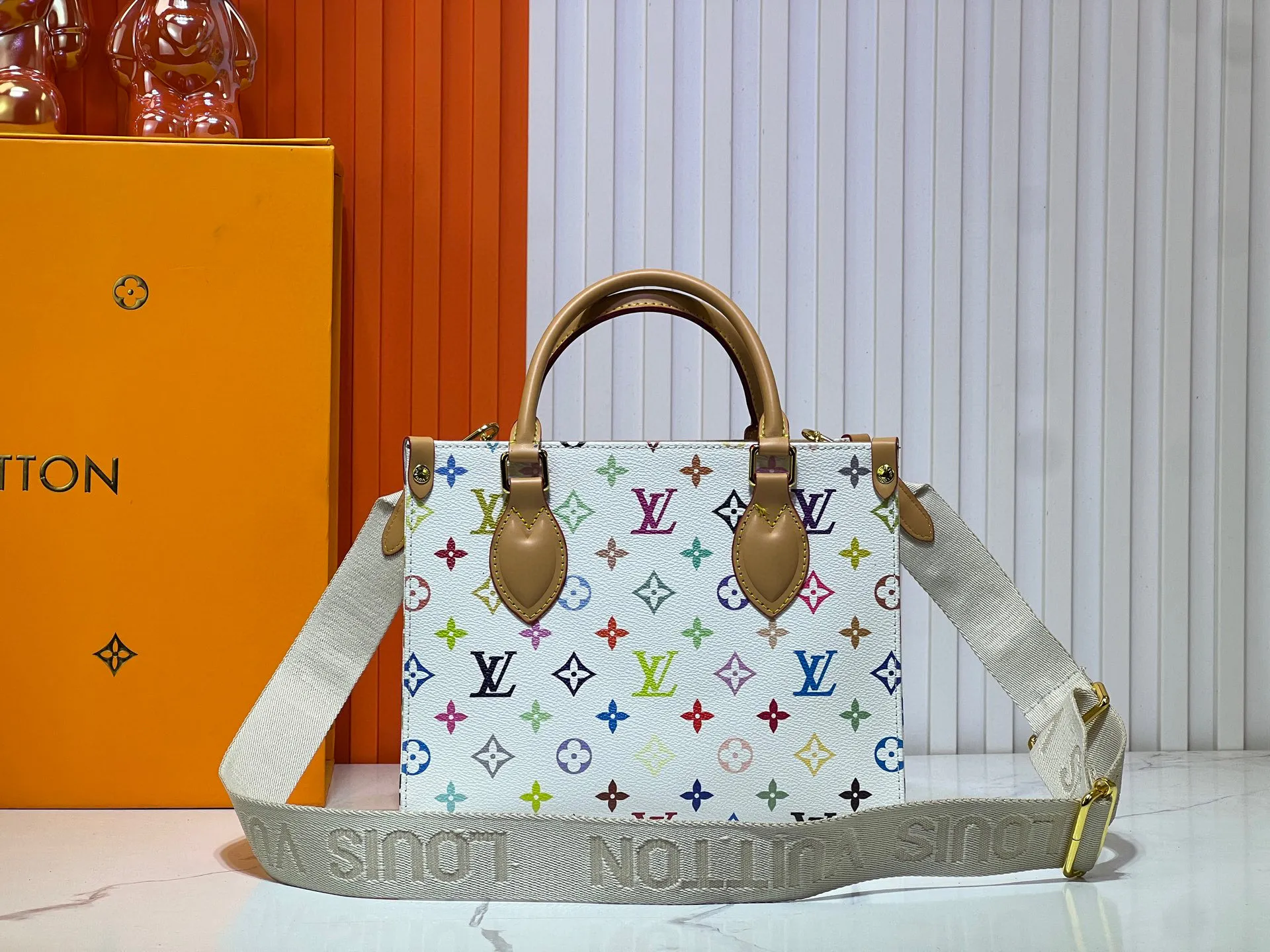 Batch 320💰Upgraded original M46373 Murakami Takahiro tricolor This OnTheGo small handbag is made of Monogram and Monogram Reverse canvas, with the Monogram Giant pattern embellished on it. The Toron handle and the jacquard textured shoulder strap decorated with the brand's logo create a visual contrast, and the detachable coin bag is suitable for storing change or small items. It combines fashionable charm with various functions, making it a good daily companion. 25.0 x 19.0 x 11.5 cm (length x height x width)