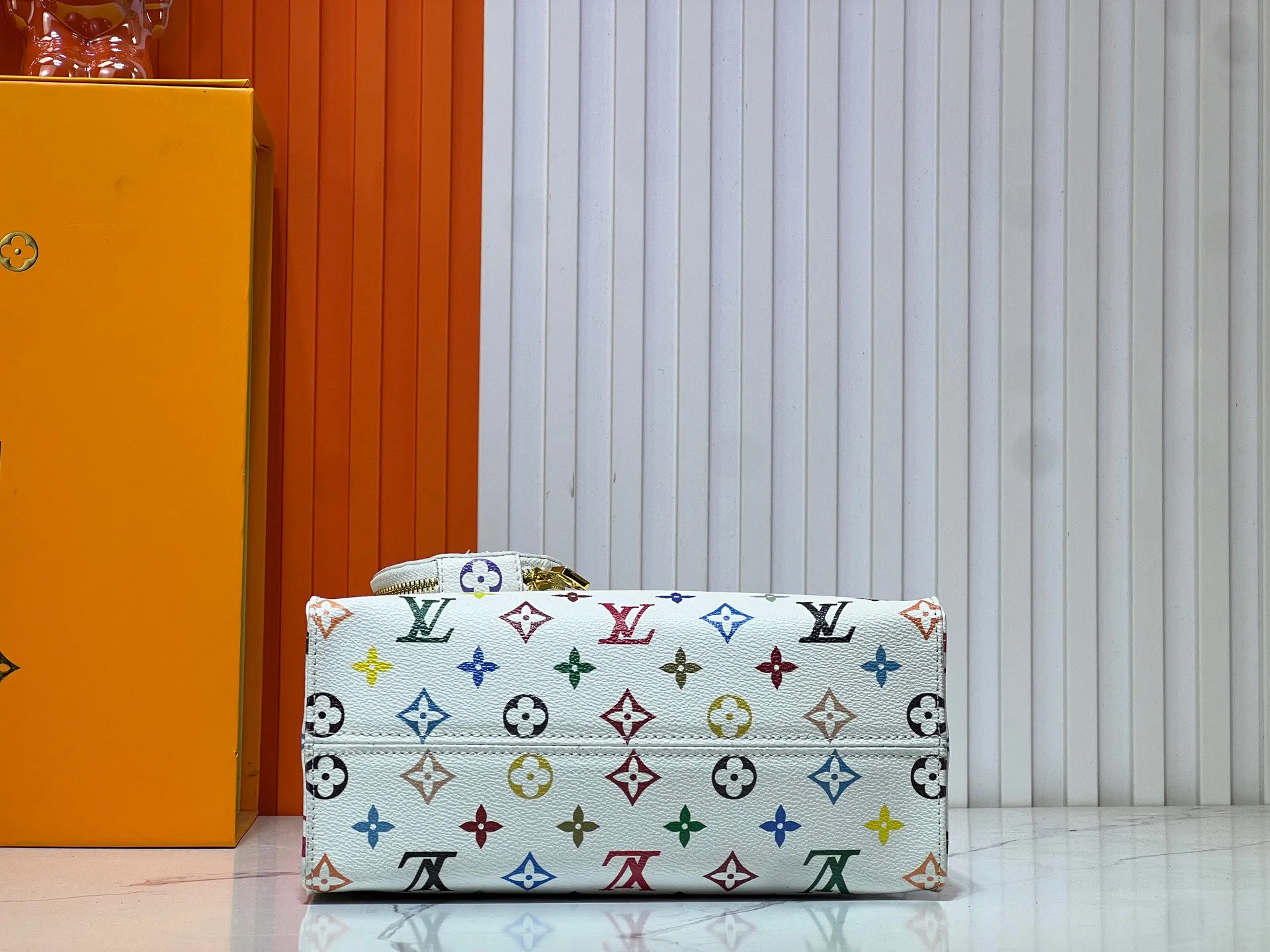 Batch 320💰Upgraded original M46373 Murakami Takahiro tricolor This OnTheGo small handbag is made of Monogram and Monogram Reverse canvas, with the Monogram Giant pattern embellished on it. The Toron handle and the jacquard textured shoulder strap decorated with the brand's logo create a visual contrast, and the detachable coin bag is suitable for storing change or small items. It combines fashionable charm with various functions, making it a good daily companion. 25.0 x 19.0 x 11.5 cm (length x height x width)