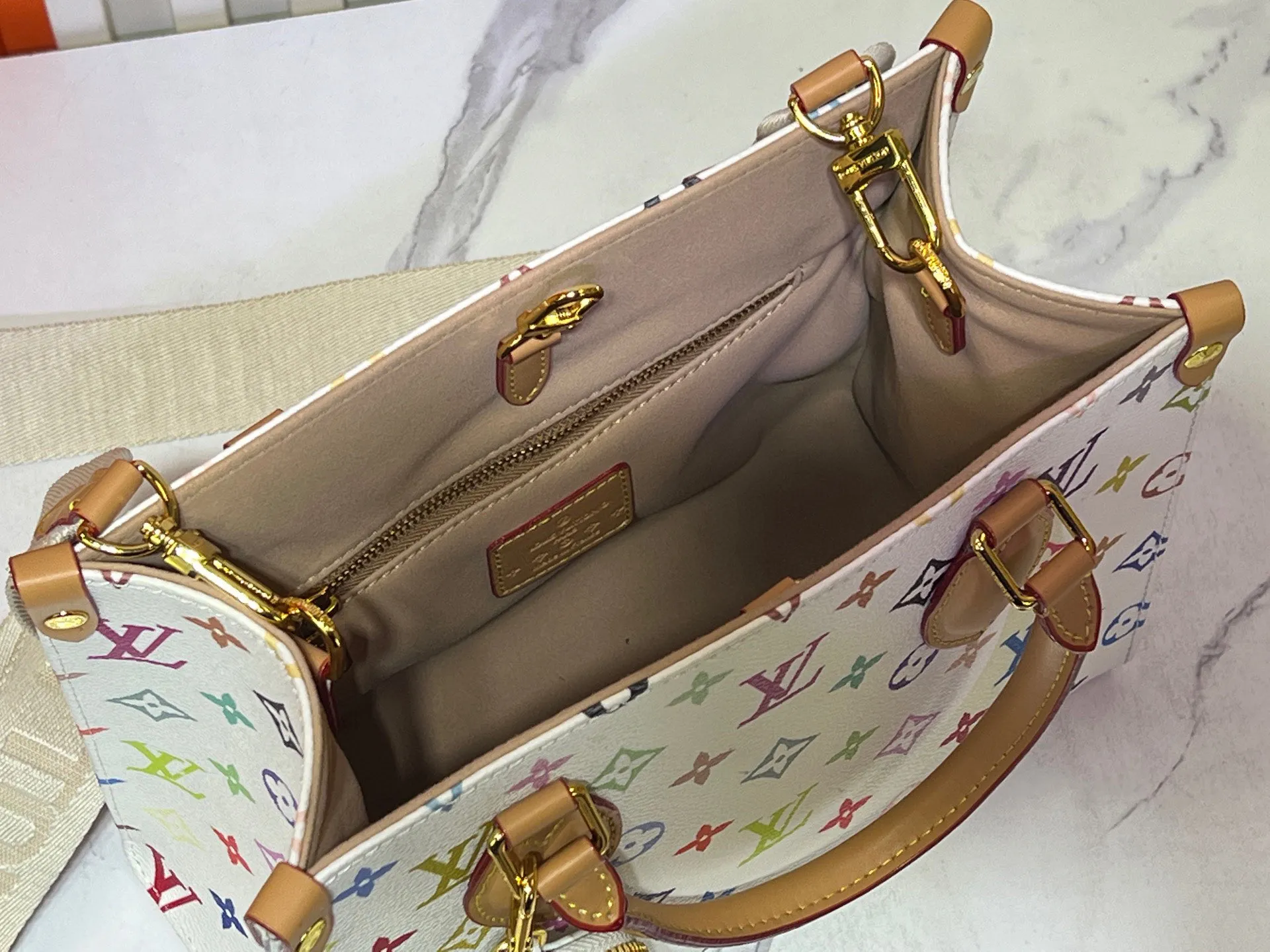 Batch 320💰Upgraded original M46373 Murakami Takahiro tricolor This OnTheGo small handbag is made of Monogram and Monogram Reverse canvas, with the Monogram Giant pattern embellished on it. The Toron handle and the jacquard textured shoulder strap decorated with the brand's logo create a visual contrast, and the detachable coin bag is suitable for storing change or small items. It combines fashionable charm with various functions, making it a good daily companion. 25.0 x 19.0 x 11.5 cm (length x height x width)