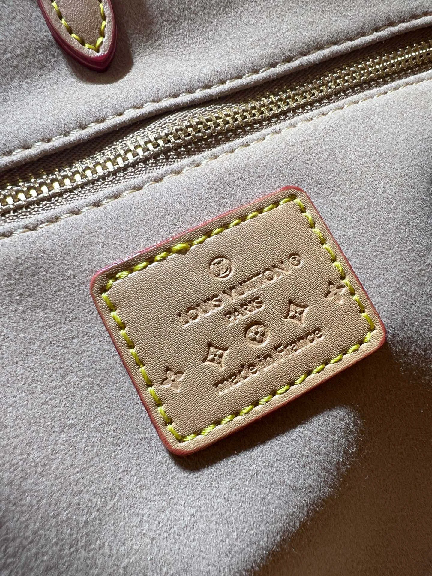 Batch 320💰Upgraded original M46373 Murakami Takahiro tricolor This OnTheGo small handbag is made of Monogram and Monogram Reverse canvas, with the Monogram Giant pattern embellished on it. The Toron handle and the jacquard textured shoulder strap decorated with the brand's logo create a visual contrast, and the detachable coin bag is suitable for storing change or small items. It combines fashionable charm with various functions, making it a good daily companion. 25.0 x 19.0 x 11.5 cm (length x height x width)