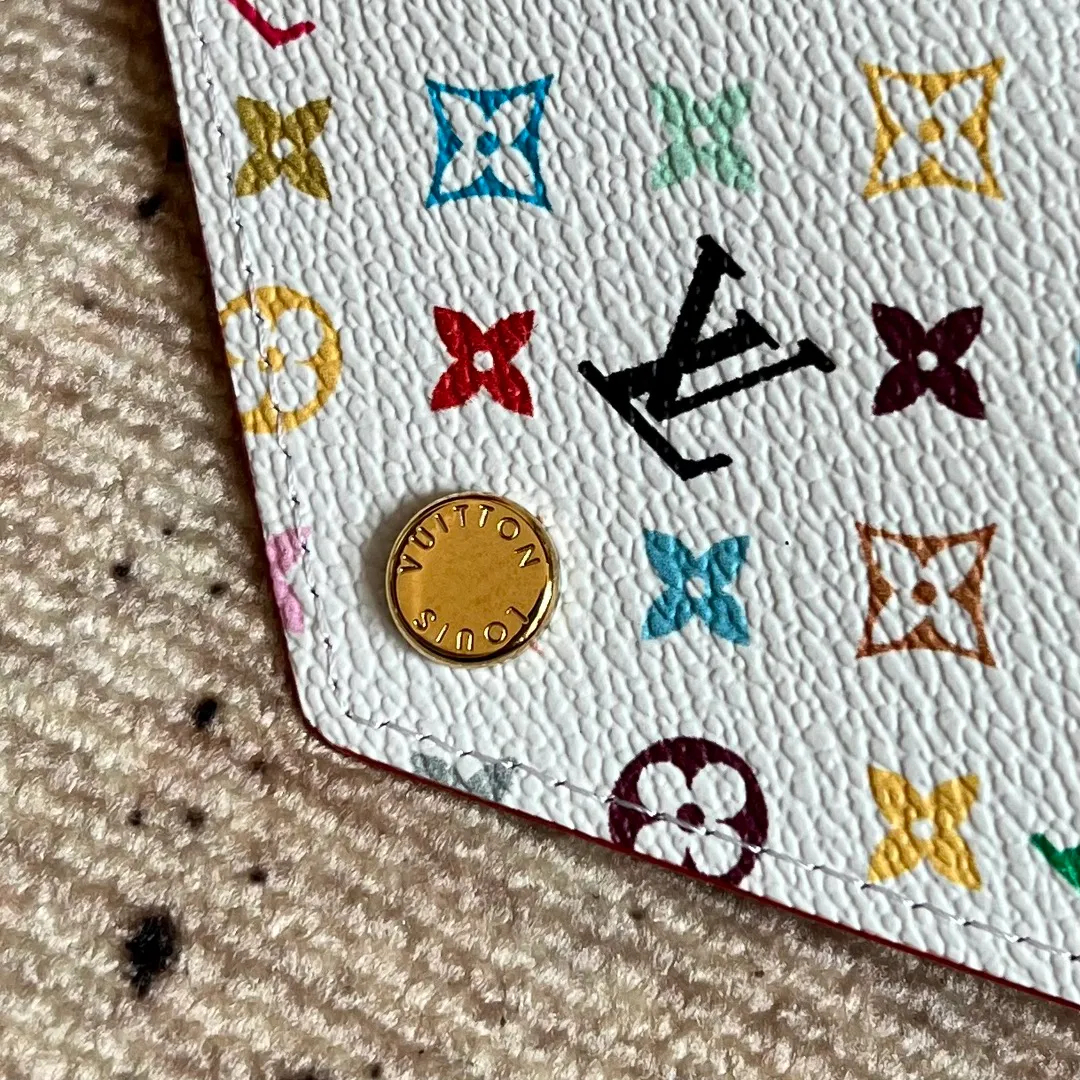 Factory price 340 Top original order M14163 white color This replica Victorine wallet from the Louis Vuitton x Murakami series is small and exquisite. The colorful Monogram pattern reinterprets Louis Vuitton's classic logo with the famous rainbow tones of Japanese artist Takashi Murakami. The wallet is made of coated canvas with fine cowhide lining and silver-tone hardware. It has a zippered coin compartment and multiple interior compartments for banknotes and business cards. 12 x 9.5 x 2.5 cm (length x height x width)
