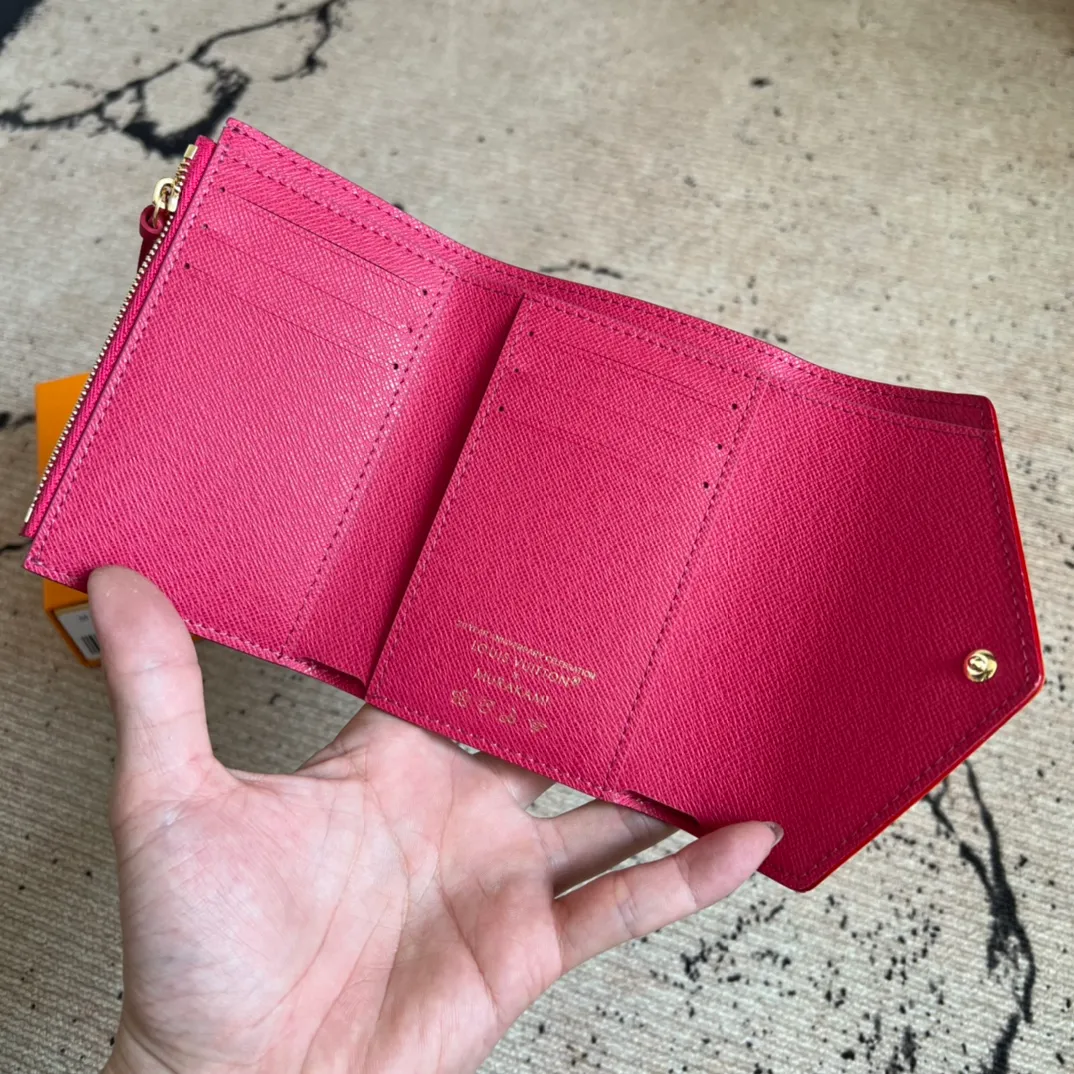 Factory price 340 Top original order M14163 white color This replica Victorine wallet from the Louis Vuitton x Murakami series is small and exquisite. The colorful Monogram pattern reinterprets Louis Vuitton's classic logo with the famous rainbow tones of Japanese artist Takashi Murakami. The wallet is made of coated canvas with fine cowhide lining and silver-tone hardware. It has a zippered coin compartment and multiple interior compartments for banknotes and business cards. 12 x 9.5 x 2.5 cm (length x height x width)