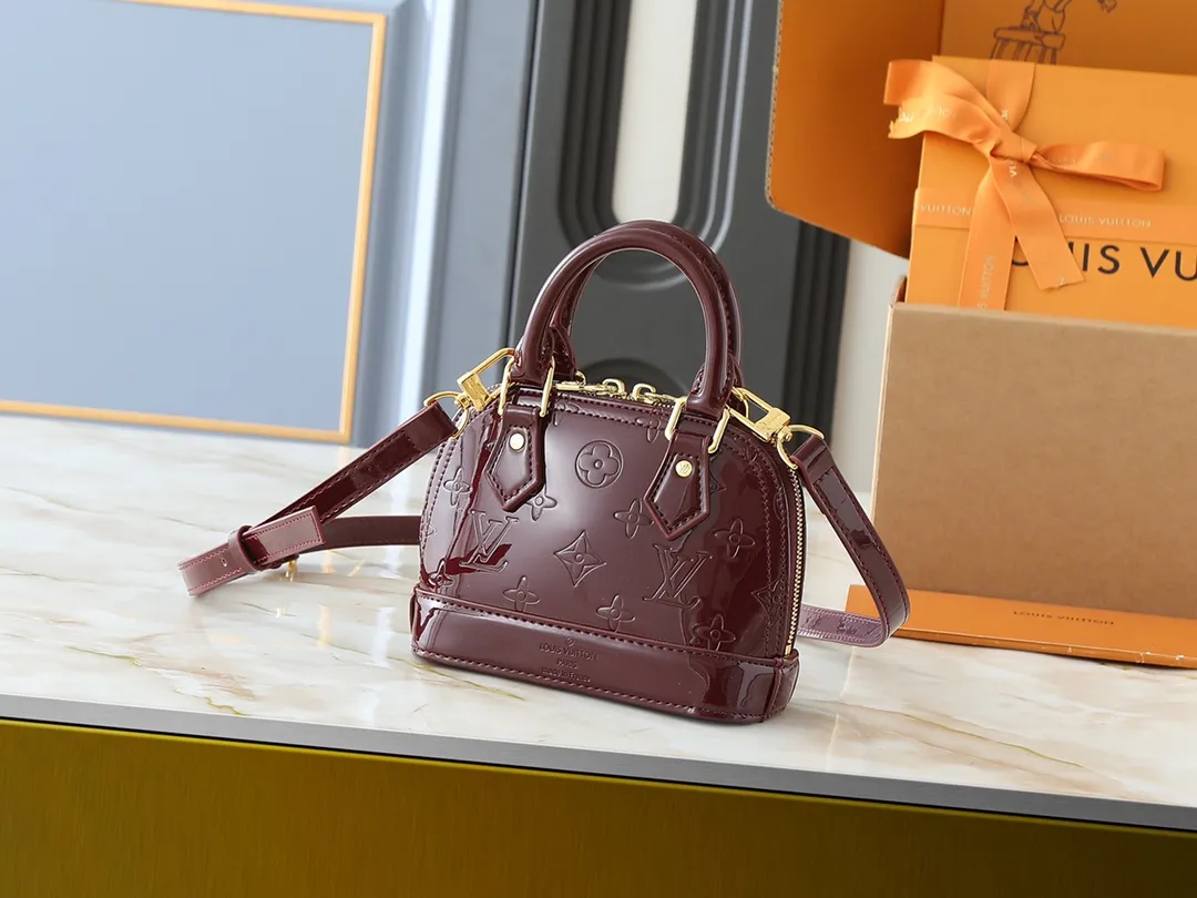 💰220💰Upgraded from the original model, the same Patent Leather Series M82717 M91606 M93595 Alma BB handbag is derived from the classic Louis Vuitton bag designed in 1934. This compact bag easily holds keys, wallet, smartphone and lipstick. Detachable shoulder strap for cross-body wear. This modern version of the bag continues its classic silhouette in Epi leather in bright and inspiring colours. Dimensions: 18x12x8