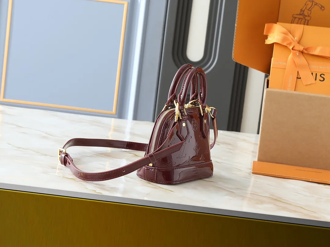 💰220💰Upgraded from the original model, the same Patent Leather Series M82717 M91606 M93595 Alma BB handbag is derived from the classic Louis Vuitton bag designed in 1934. This compact bag easily holds keys, wallet, smartphone and lipstick. Detachable shoulder strap for cross-body wear. This modern version of the bag continues its classic silhouette in Epi leather in bright and inspiring colours. Dimensions: 18x12x8