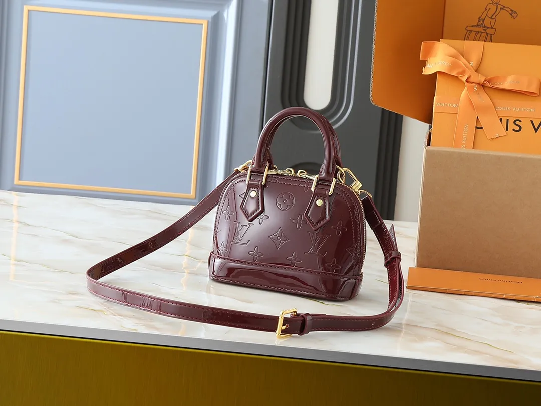 💰220💰Upgraded from the original model, the same Patent Leather Series M82717 M91606 M93595 Alma BB handbag is derived from the classic Louis Vuitton bag designed in 1934. This compact bag easily holds keys, wallet, smartphone and lipstick. Detachable shoulder strap for cross-body wear. This modern version of the bag continues its classic silhouette in Epi leather in bright and inspiring colours. Dimensions: 18x12x8