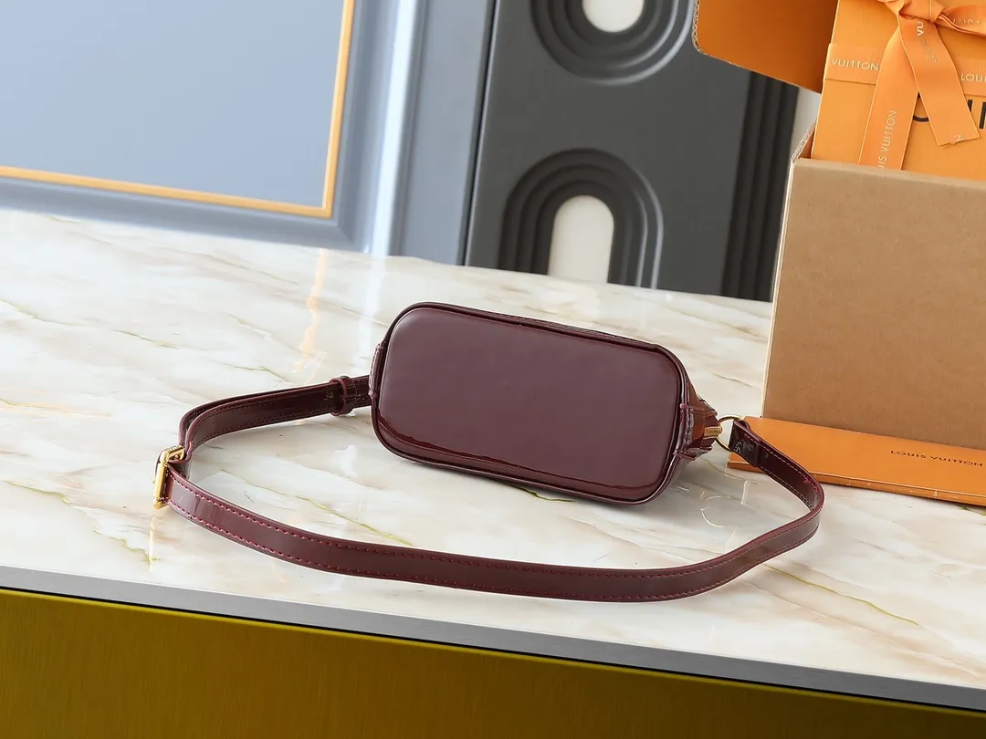 💰220💰Upgraded from the original model, the same Patent Leather Series M82717 M91606 M93595 Alma BB handbag is derived from the classic Louis Vuitton bag designed in 1934. This compact bag easily holds keys, wallet, smartphone and lipstick. Detachable shoulder strap for cross-body wear. This modern version of the bag continues its classic silhouette in Epi leather in bright and inspiring colours. Dimensions: 18x12x8