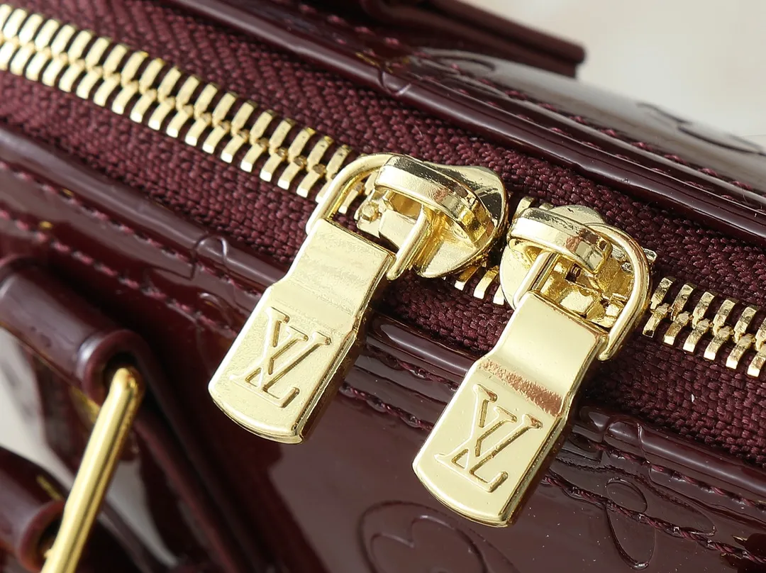💰220💰Upgraded from the original model, the same Patent Leather Series M82717 M91606 M93595 Alma BB handbag is derived from the classic Louis Vuitton bag designed in 1934. This compact bag easily holds keys, wallet, smartphone and lipstick. Detachable shoulder strap for cross-body wear. This modern version of the bag continues its classic silhouette in Epi leather in bright and inspiring colours. Dimensions: 18x12x8