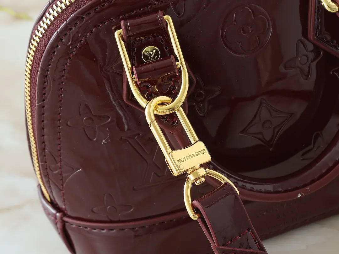 💰220💰Upgraded from the original model, the same Patent Leather Series M82717 M91606 M93595 Alma BB handbag is derived from the classic Louis Vuitton bag designed in 1934. This compact bag easily holds keys, wallet, smartphone and lipstick. Detachable shoulder strap for cross-body wear. This modern version of the bag continues its classic silhouette in Epi leather in bright and inspiring colours. Dimensions: 18x12x8