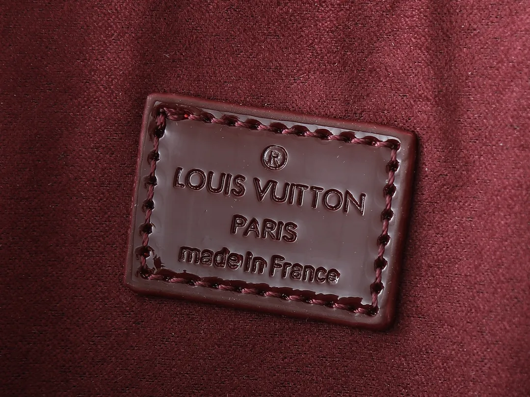 💰220💰Upgraded from the original model, the same Patent Leather Series M82717 M91606 M93595 Alma BB handbag is derived from the classic Louis Vuitton bag designed in 1934. This compact bag easily holds keys, wallet, smartphone and lipstick. Detachable shoulder strap for cross-body wear. This modern version of the bag continues its classic silhouette in Epi leather in bright and inspiring colours. Dimensions: 18x12x8