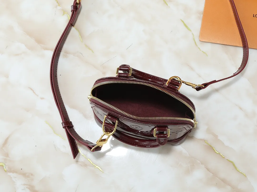 💰220💰Upgraded from the original model, the same Patent Leather Series M82717 M91606 M93595 Alma BB handbag is derived from the classic Louis Vuitton bag designed in 1934. This compact bag easily holds keys, wallet, smartphone and lipstick. Detachable shoulder strap for cross-body wear. This modern version of the bag continues its classic silhouette in Epi leather in bright and inspiring colours. Dimensions: 18x12x8