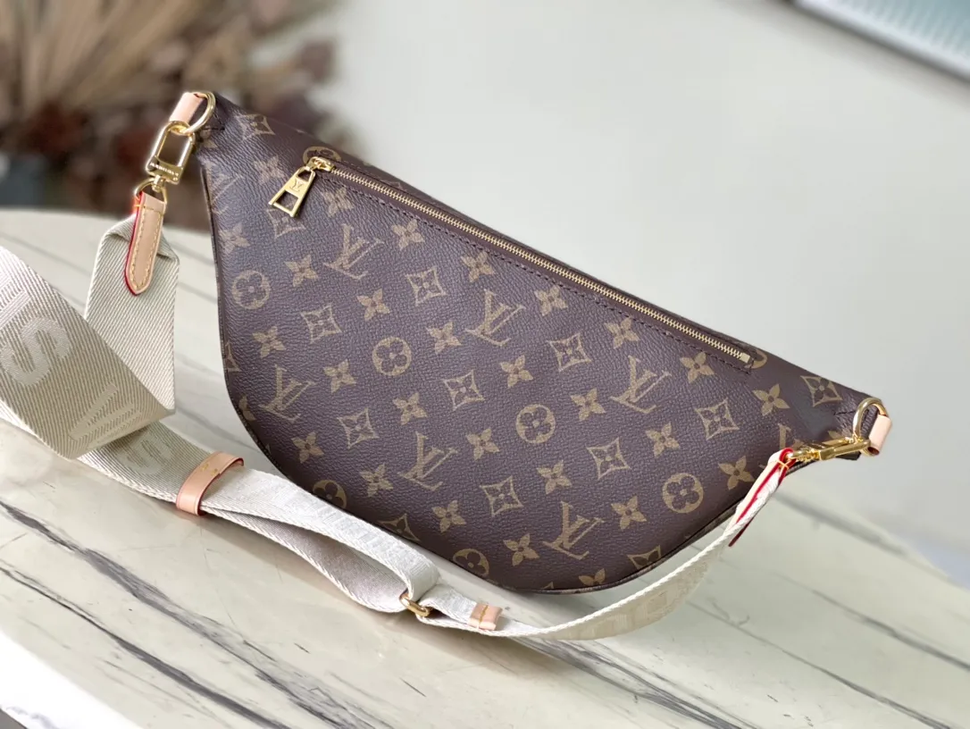 💰780 Top Original Order M46784 Presbyopia The definition of casual fashion High Rise waist bag is made of Monogram coated canvas, details include a removable name tag, and is made of the brand's iconic natural cowhide. The removable textile strap brings a sporty feel. The soft canvas feels soft against the body, while the ultra-thin design allows for undercoat wear. size：38x16x8cm