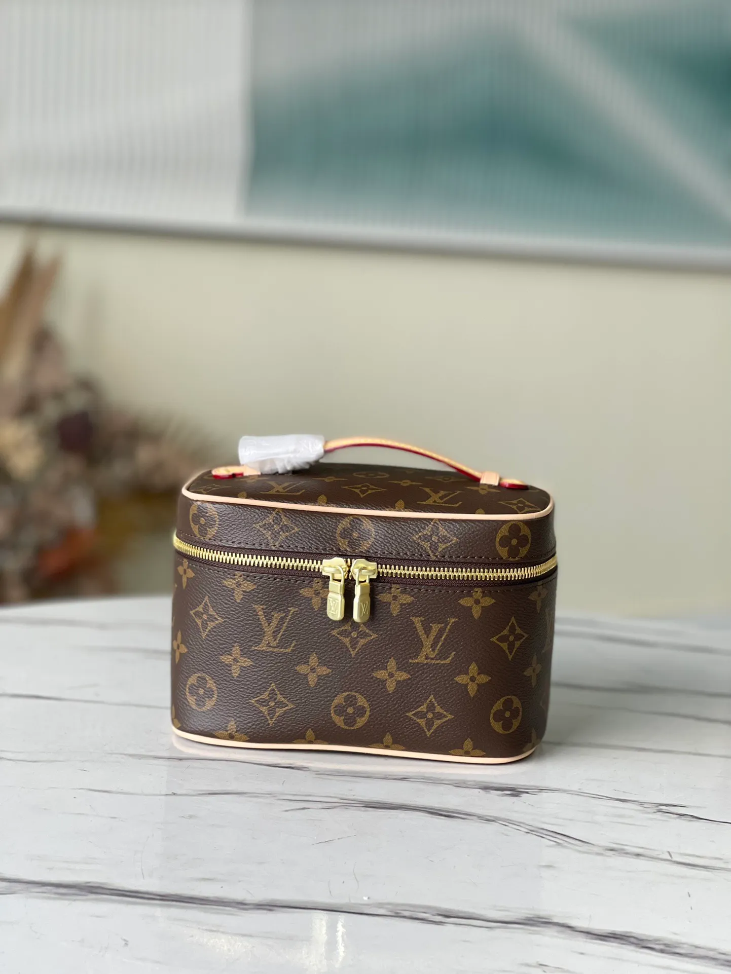 💰740 Top original order M44495 small cosmetic bag. Whether it is carried by hand or with a shoulder strap or scarf, it looks great. Many Internet celebrities on lns recommend it. It is super retro, has a large capacity, and comes with a shoulder strap/scarf, perfect! Mainly because the price is more perfect haha! Nowadays, it is popular to carry a cosmetic bag when going out. You can also buy a versatile shoulder strap to match it. Dimensions: 20×13.5×12 cm