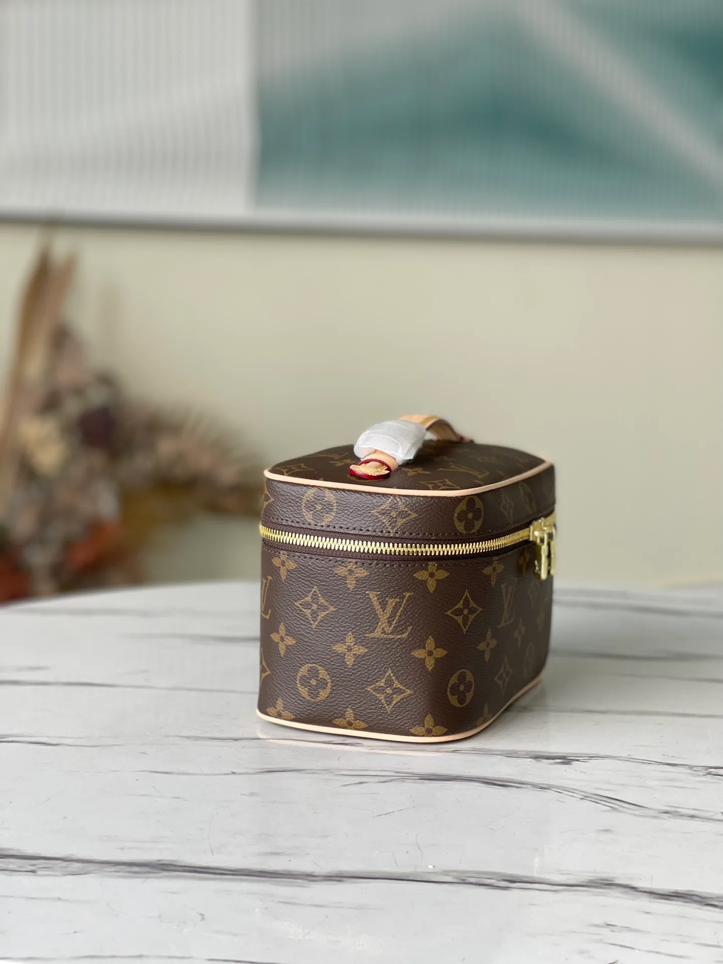 💰740 Top original order M44495 small cosmetic bag. Whether it is carried by hand or with a shoulder strap or scarf, it looks great. Many Internet celebrities on lns recommend it. It is super retro, has a large capacity, and comes with a shoulder strap/scarf, perfect! Mainly because the price is more perfect haha! Nowadays, it is popular to carry a cosmetic bag when going out. You can also buy a versatile shoulder strap to match it. Dimensions: 20×13.5×12 cm
