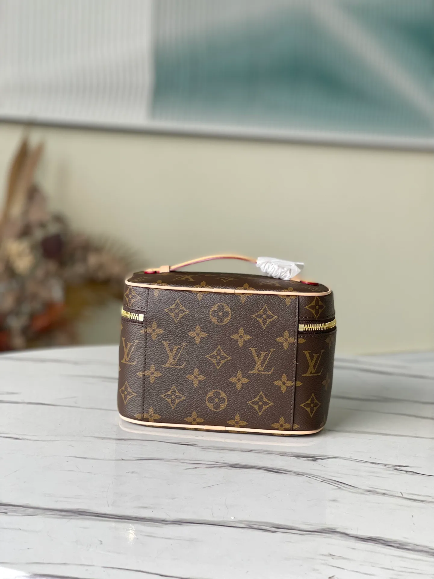💰740 Top original order M44495 small cosmetic bag. Whether it is carried by hand or with a shoulder strap or scarf, it looks great. Many Internet celebrities on lns recommend it. It is super retro, has a large capacity, and comes with a shoulder strap/scarf, perfect! Mainly because the price is more perfect haha! Nowadays, it is popular to carry a cosmetic bag when going out. You can also buy a versatile shoulder strap to match it. Dimensions: 20×13.5×12 cm