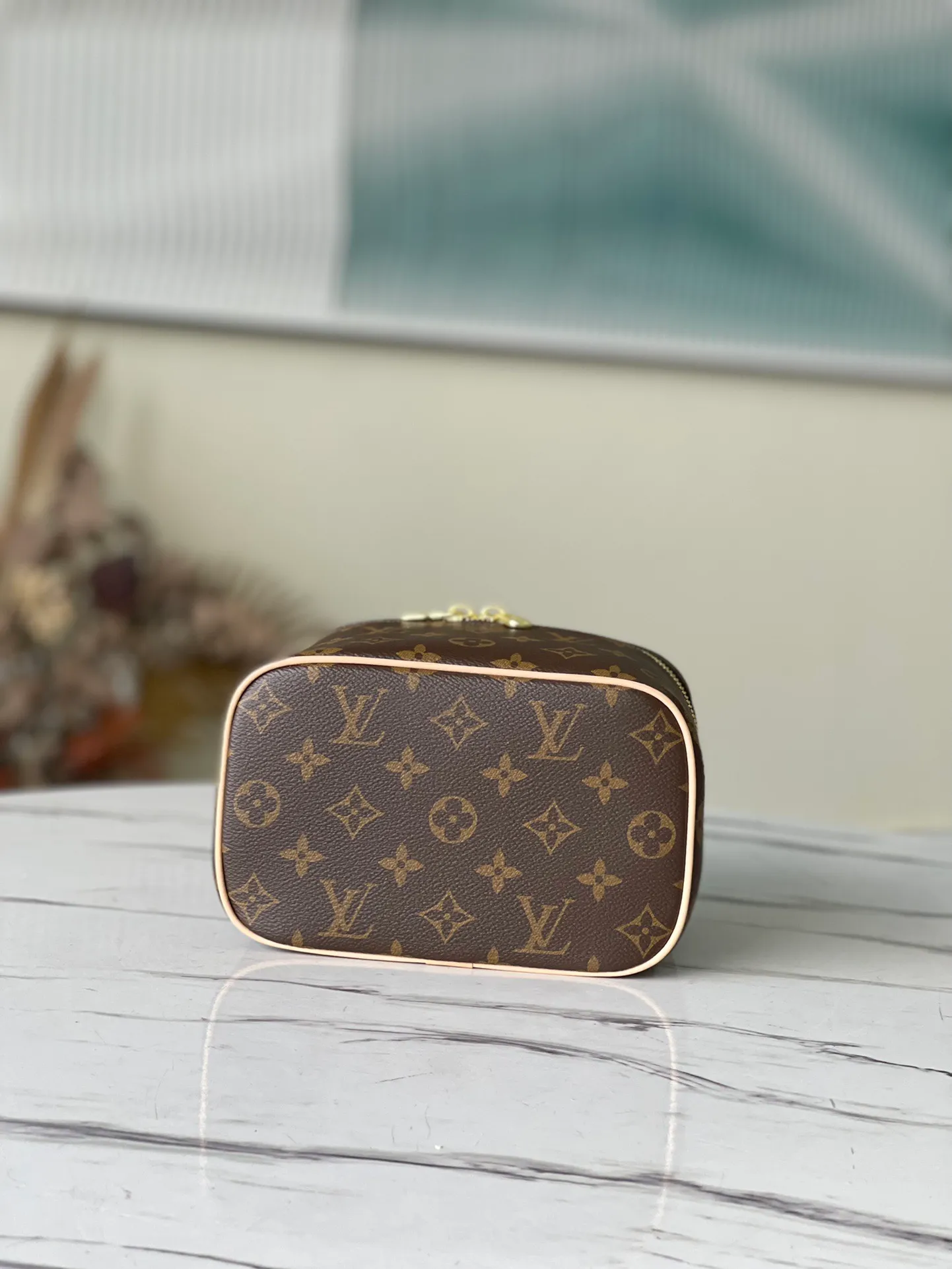 💰740 Top original order M44495 small cosmetic bag. Whether it is carried by hand or with a shoulder strap or scarf, it looks great. Many Internet celebrities on lns recommend it. It is super retro, has a large capacity, and comes with a shoulder strap/scarf, perfect! Mainly because the price is more perfect haha! Nowadays, it is popular to carry a cosmetic bag when going out. You can also buy a versatile shoulder strap to match it. Dimensions: 20×13.5×12 cm
