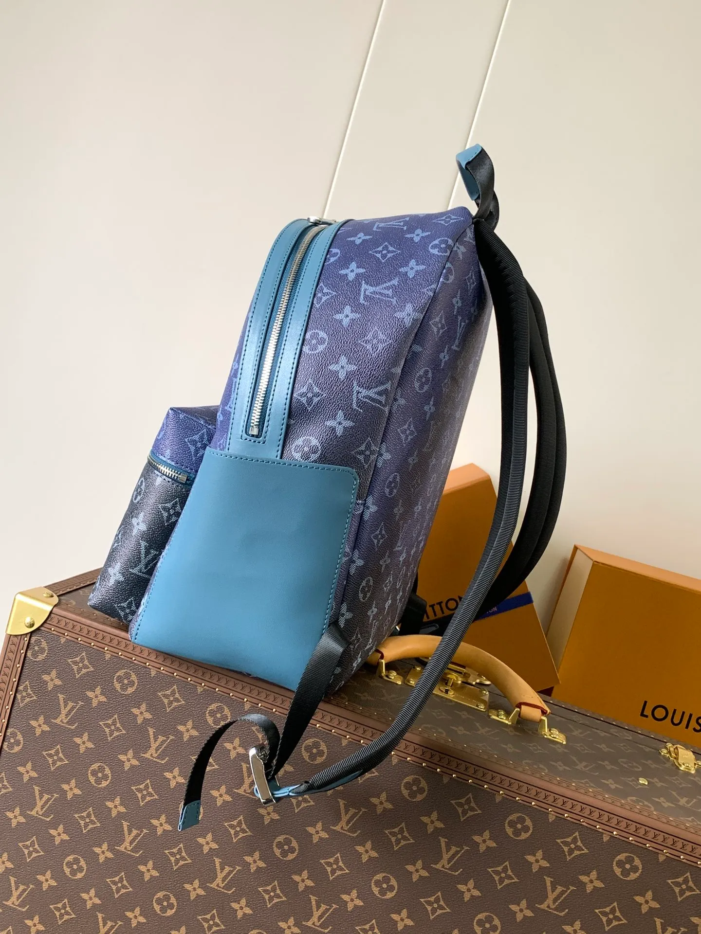 💰1020 Top original item M11590 Gradient Blue Top original item Transcoding chip 163c This Discovery backpack is made of Monogram Eclipse canvas and continues its flexible functionality in a more compact configuration. Exterior pockets, zippered front pockets, and open side pockets provide easy access, while interior pockets keep things organized. 29.0 x 38.0 x 20.0 cm (L x H x W) • Monogram Eclipse coated canvas • Cow leather trim • Textile lining • Metal hardware • Double zip closure • Adjustable shoulder strap • Open side pockets • Zip front pocket • Internal patch pocket • Handle: Single handle