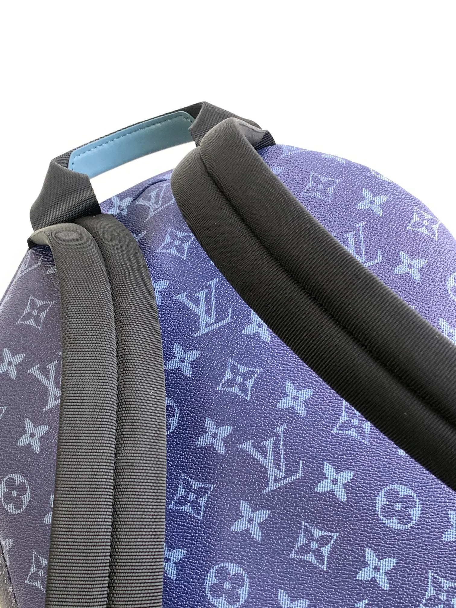 💰1020 Top original item M11590 Gradient Blue Top original item Transcoding chip 163c This Discovery backpack is made of Monogram Eclipse canvas and continues its flexible functionality in a more compact configuration. Exterior pockets, zippered front pockets, and open side pockets provide easy access, while interior pockets keep things organized. 29.0 x 38.0 x 20.0 cm (L x H x W) • Monogram Eclipse coated canvas • Cow leather trim • Textile lining • Metal hardware • Double zip closure • Adjustable shoulder strap • Open side pockets • Zip front pocket • Internal patch pocket • Handle: Single handle