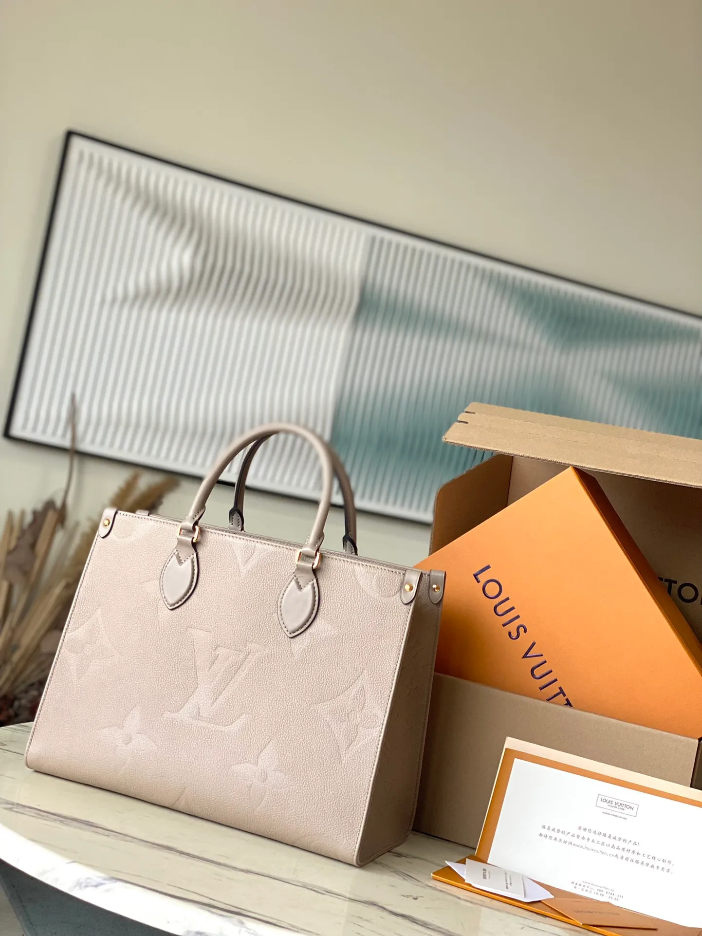 💰1120 (top layer leather) top original order M45607. Support counter inspection. Photos taken of duty-free goods are consistent with the product without unpacking. This product is an exclusive duty-free product in the market and is the highest-end product. Inspection is supported. This product has passed strict inspection and is flawless. Please wear gloves when touching the product. This product is not returnable or exchangeable. Please confirm the product first and then remove the label on the handle. This product is temporarily not open to the public, only regular customers, and is in short supply. Dimensions: 35 x 27 x 14 cm