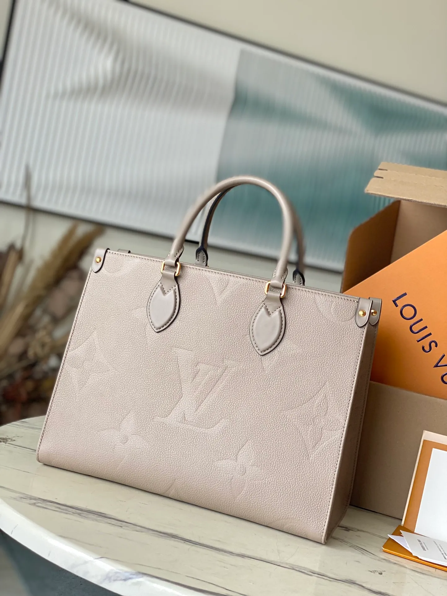 💰1120 (top layer leather) top original order M45607. Support counter inspection. Photos taken of duty-free goods are consistent with the product without unpacking. This product is an exclusive duty-free product in the market and is the highest-end product. Inspection is supported. This product has passed strict inspection and is flawless. Please wear gloves when touching the product. This product is not returnable or exchangeable. Please confirm the product first and then remove the label on the handle. This product is temporarily not open to the public, only regular customers, and is in short supply. Dimensions: 35 x 27 x 14 cm