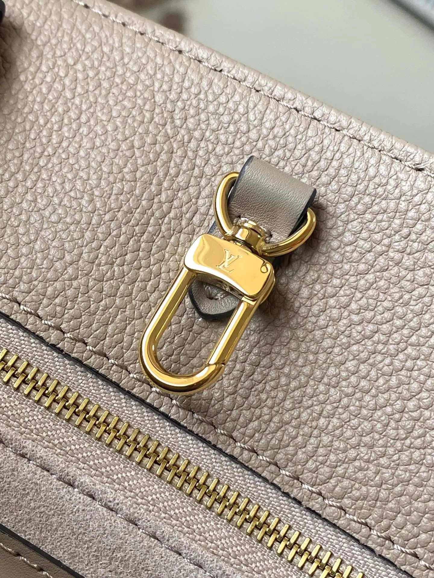 💰1120 (top layer leather) top original order M45607. Support counter inspection. Photos taken of duty-free goods are consistent with the product without unpacking. This product is an exclusive duty-free product in the market and is the highest-end product. Inspection is supported. This product has passed strict inspection and is flawless. Please wear gloves when touching the product. This product is not returnable or exchangeable. Please confirm the product first and then remove the label on the handle. This product is temporarily not open to the public, only regular customers, and is in short supply. Dimensions: 35 x 27 x 14 cm