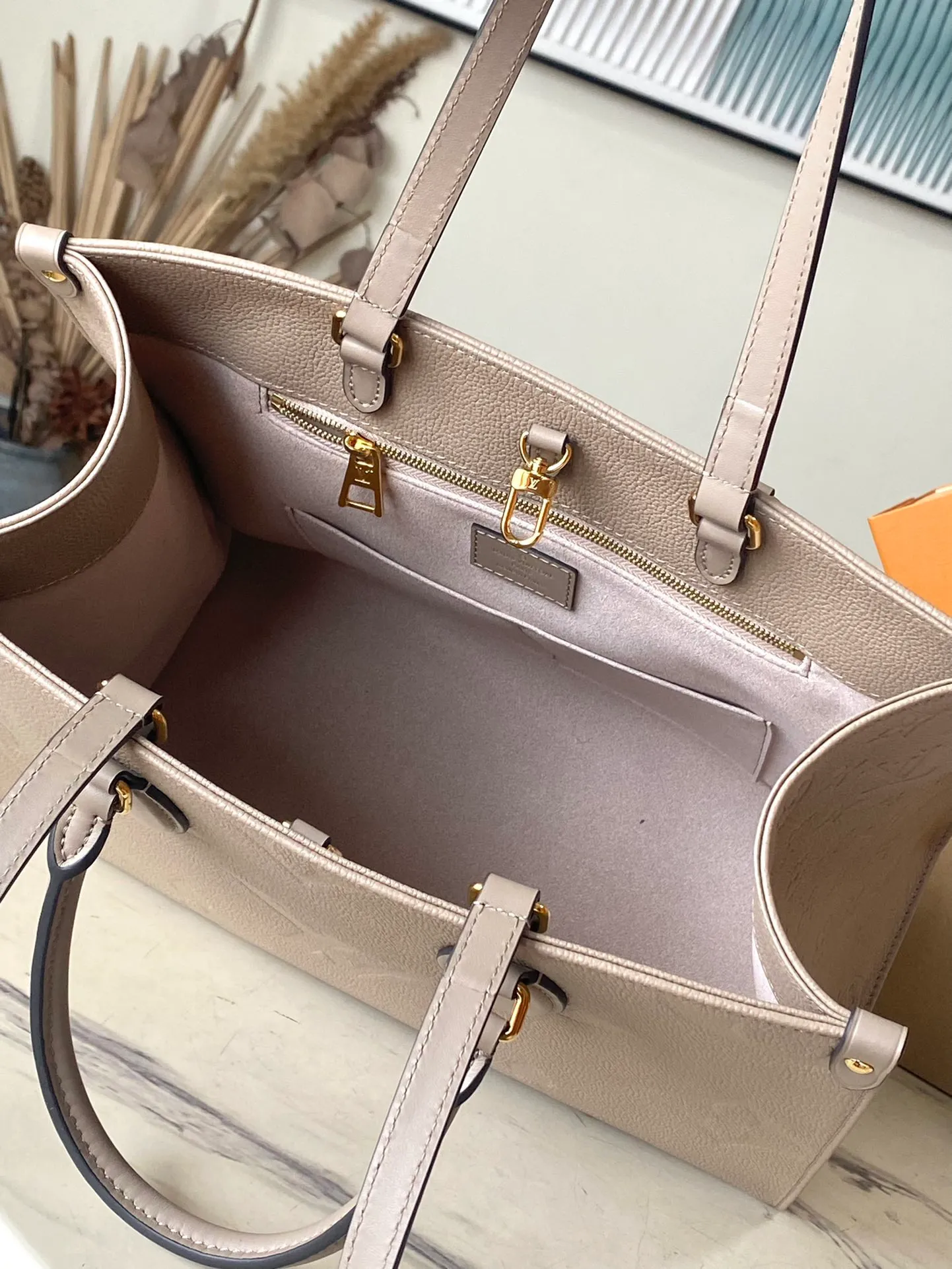 💰1120 (top layer leather) top original order M45607. Support counter inspection. Photos taken of duty-free goods are consistent with the product without unpacking. This product is an exclusive duty-free product in the market and is the highest-end product. Inspection is supported. This product has passed strict inspection and is flawless. Please wear gloves when touching the product. This product is not returnable or exchangeable. Please confirm the product first and then remove the label on the handle. This product is temporarily not open to the public, only regular customers, and is in short supply. Dimensions: 35 x 27 x 14 cm