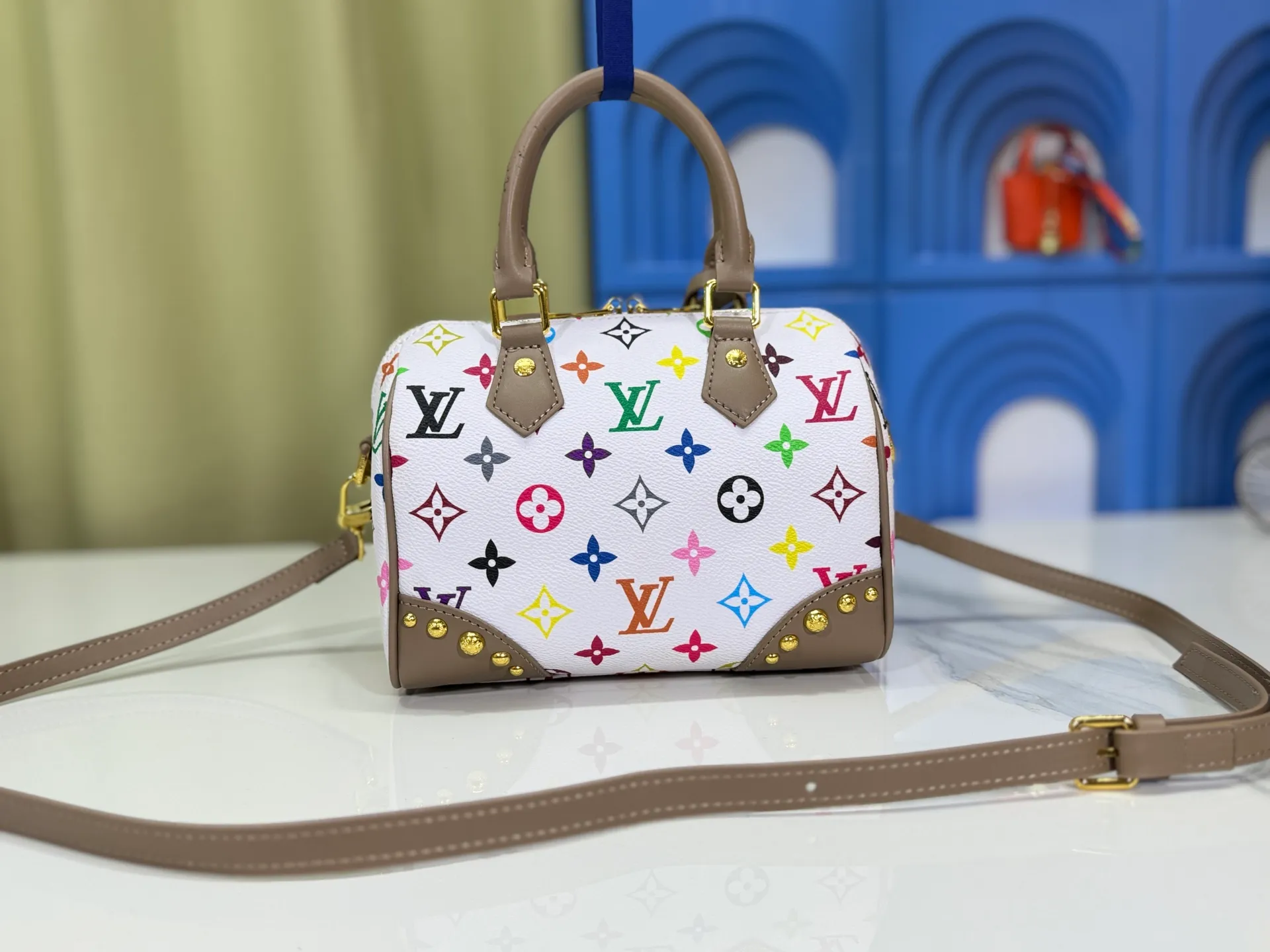 P280 upgraded original M58953 M46234 M46222 Speedy Bandoulière 20 handbag is made of soft coated canvas, and the full-length Monogram pattern is traced in colorful rainbow tones, highlighting the smart style of the Louis Vuitton x Murakami reissue series. The Toron handle and detachable shoulder strap are constructed of cow leather, the metal corners recall classic luggage elements, and the bow-shaped key bag and padlock add brand touches. Dimensions: 20.5 x 13.5 x 12.0 cm (length x height x width)