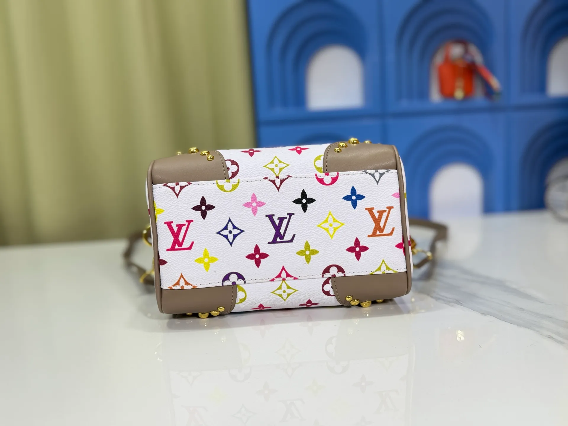 P280 upgraded original M58953 M46234 M46222 Speedy Bandoulière 20 handbag is made of soft coated canvas, and the full-length Monogram pattern is traced in colorful rainbow tones, highlighting the smart style of the Louis Vuitton x Murakami reissue series. The Toron handle and detachable shoulder strap are constructed of cow leather, the metal corners recall classic luggage elements, and the bow-shaped key bag and padlock add brand touches. Dimensions: 20.5 x 13.5 x 12.0 cm (length x height x width)