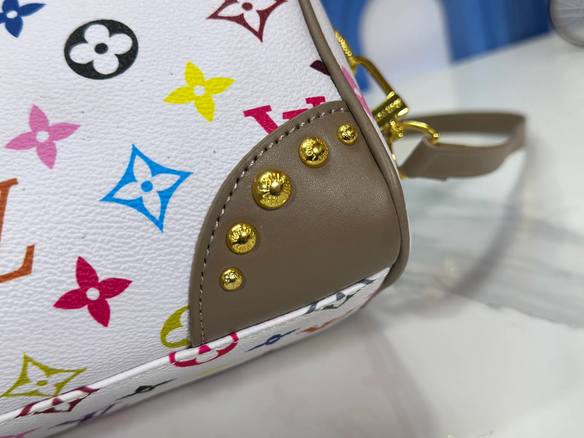 P280 upgraded original M58953 M46234 M46222 Speedy Bandoulière 20 handbag is made of soft coated canvas, and the full-length Monogram pattern is traced in colorful rainbow tones, highlighting the smart style of the Louis Vuitton x Murakami reissue series. The Toron handle and detachable shoulder strap are constructed of cow leather, the metal corners recall classic luggage elements, and the bow-shaped key bag and padlock add brand touches. Dimensions: 20.5 x 13.5 x 12.0 cm (length x height x width)