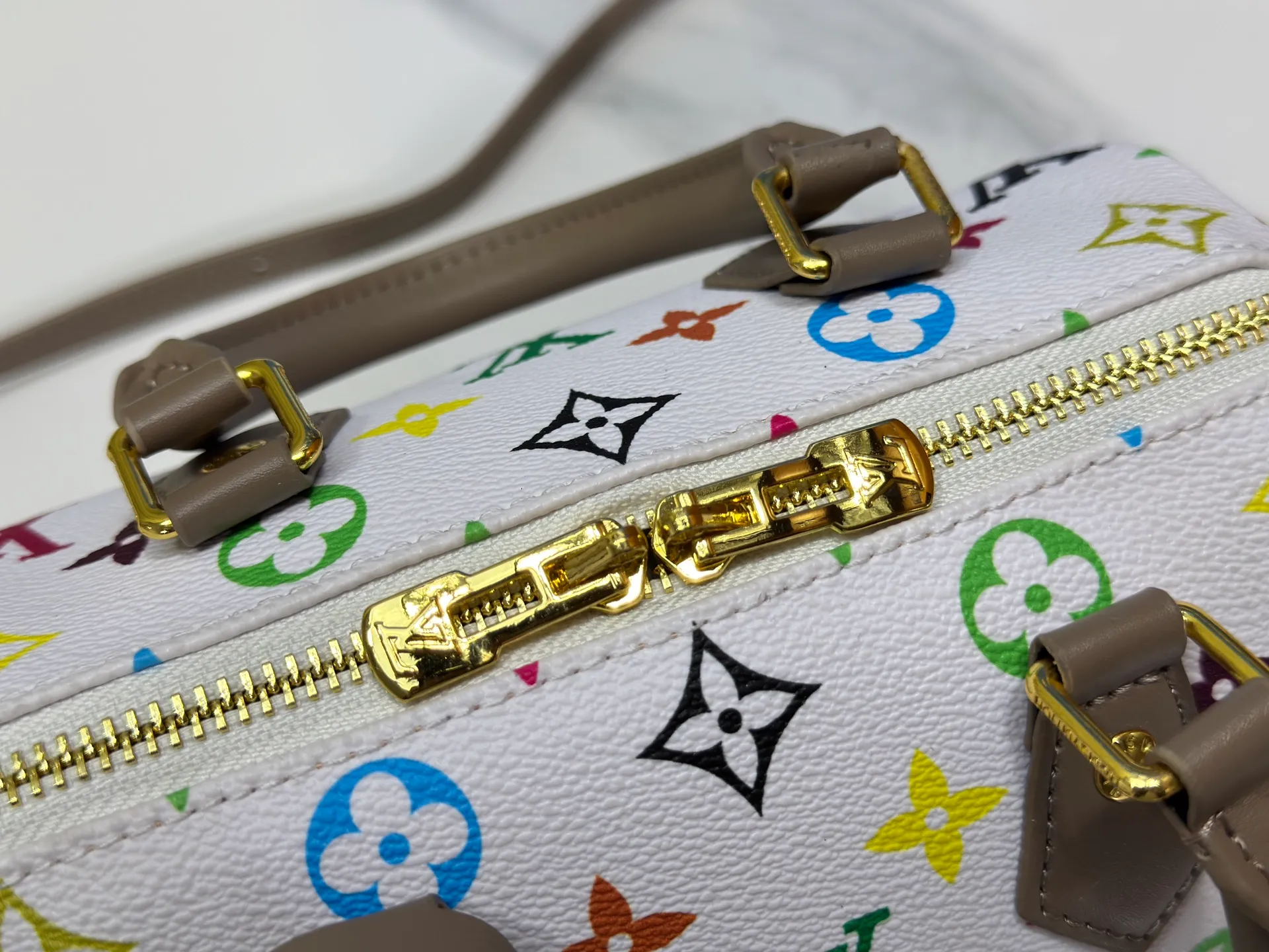 P280 upgraded original M58953 M46234 M46222 Speedy Bandoulière 20 handbag is made of soft coated canvas, and the full-length Monogram pattern is traced in colorful rainbow tones, highlighting the smart style of the Louis Vuitton x Murakami reissue series. The Toron handle and detachable shoulder strap are constructed of cow leather, the metal corners recall classic luggage elements, and the bow-shaped key bag and padlock add brand touches. Dimensions: 20.5 x 13.5 x 12.0 cm (length x height x width)