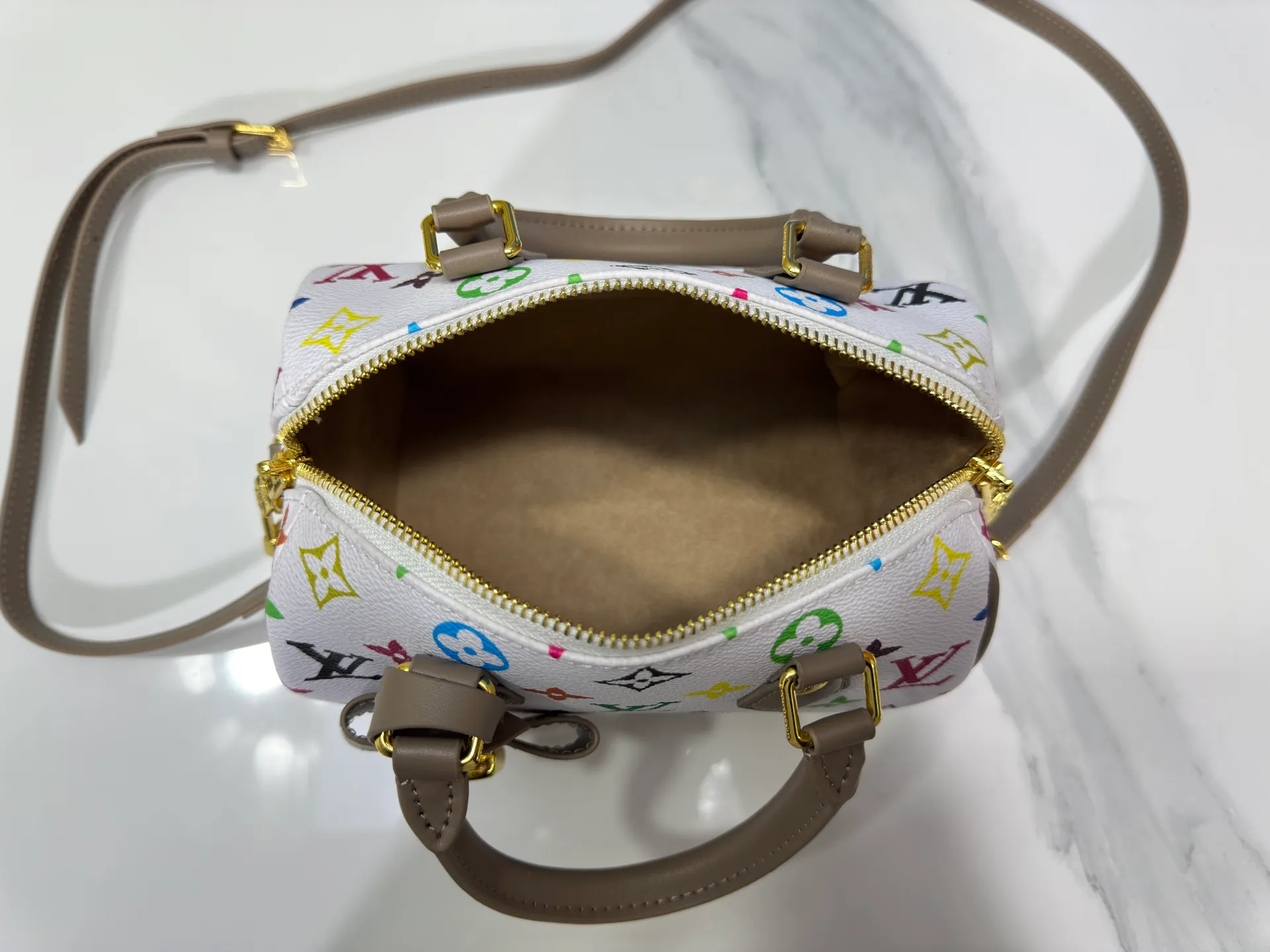 P280 upgraded original M58953 M46234 M46222 Speedy Bandoulière 20 handbag is made of soft coated canvas, and the full-length Monogram pattern is traced in colorful rainbow tones, highlighting the smart style of the Louis Vuitton x Murakami reissue series. The Toron handle and detachable shoulder strap are constructed of cow leather, the metal corners recall classic luggage elements, and the bow-shaped key bag and padlock add brand touches. Dimensions: 20.5 x 13.5 x 12.0 cm (length x height x width)