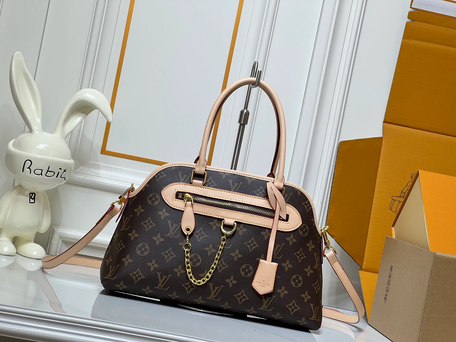 Batch 280💰Small size M15208 M25774 This Louis Vuitton Ever More PM handbag is made of classic Monogram canvas, with light-colored cowhide trim, decorated with a metal chain and padlock design, and has both hand and shoulder functions. It is the brand's modern interpretation of retro bags, integrating classic elements and contemporary design, showing an elegant retro style in the 2025 retro trend. It is suitable for daily commuting, leisure and other occasions. It is a fashionable and practical item. Large size: 35x22x15cm. Small size: 28x18x12cm