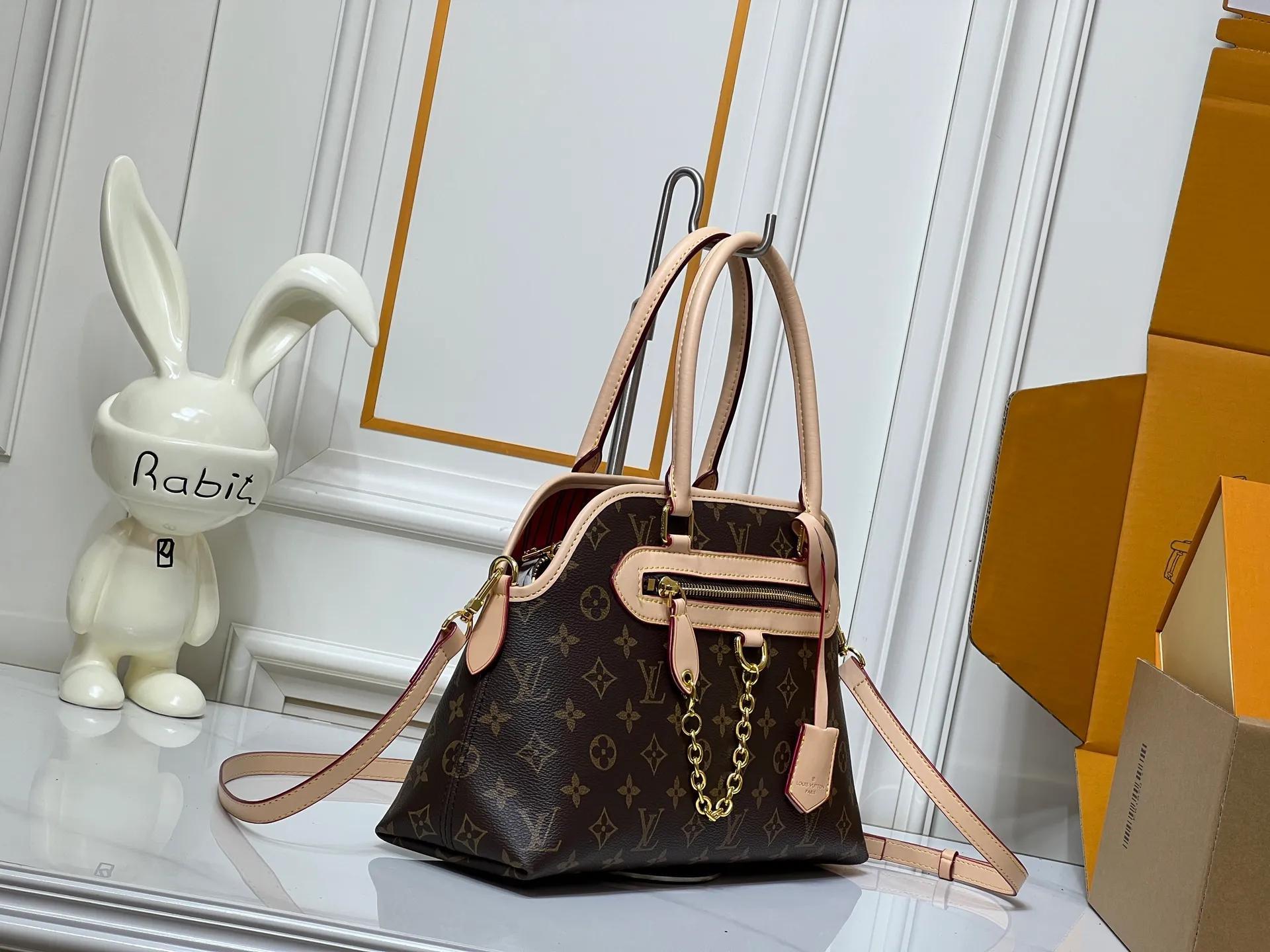 Batch 280💰Small size M15208 M25774 This Louis Vuitton Ever More PM handbag is made of classic Monogram canvas, with light-colored cowhide trim, decorated with a metal chain and padlock design, and has both hand and shoulder functions. It is the brand's modern interpretation of retro bags, integrating classic elements and contemporary design, showing an elegant retro style in the 2025 retro trend. It is suitable for daily commuting, leisure and other occasions. It is a fashionable and practical item. Large size: 35x22x15cm. Small size: 28x18x12cm