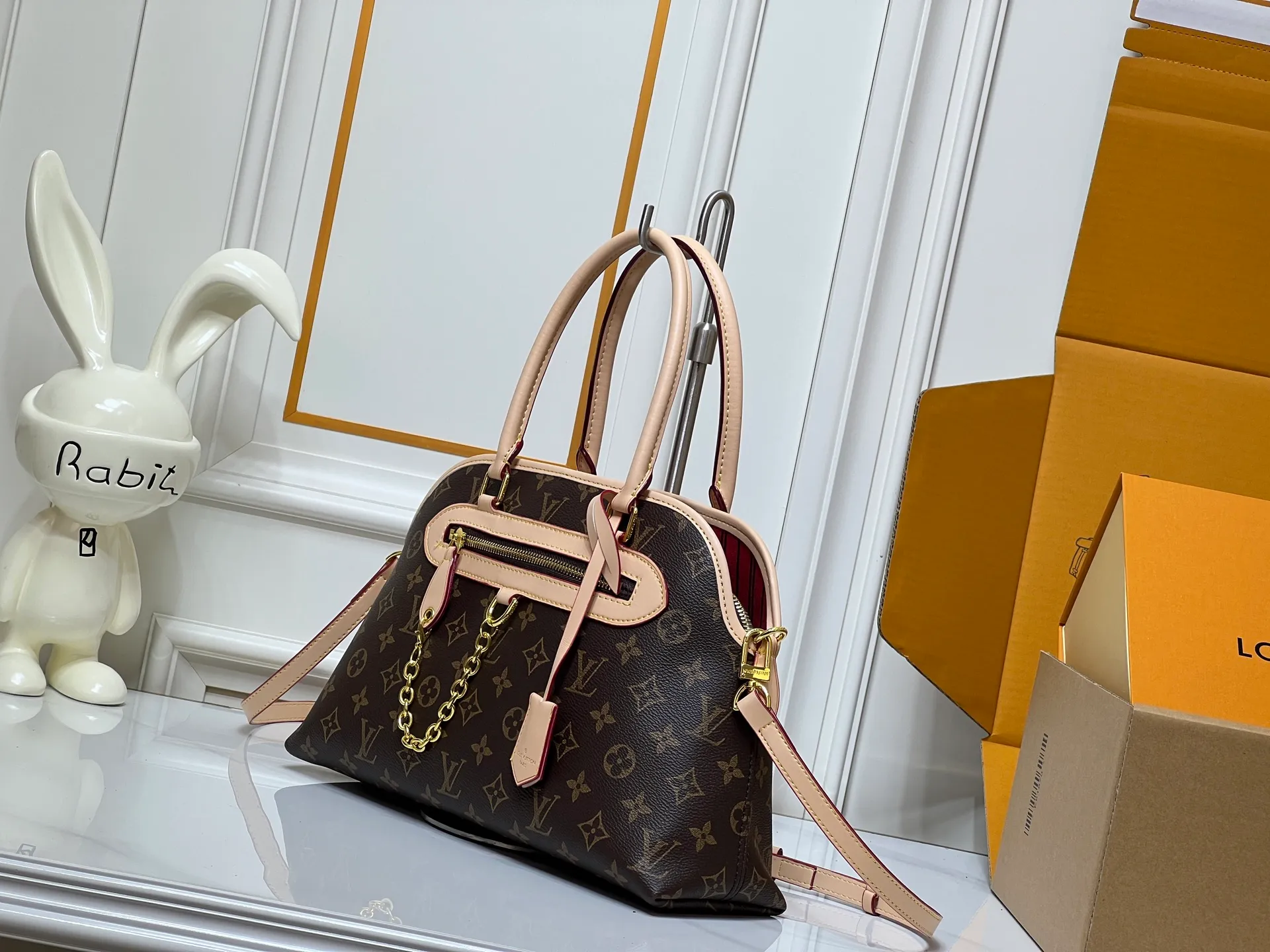 Batch 280💰Small size M15208 M25774 This Louis Vuitton Ever More PM handbag is made of classic Monogram canvas, with light-colored cowhide trim, decorated with a metal chain and padlock design, and has both hand and shoulder functions. It is the brand's modern interpretation of retro bags, integrating classic elements and contemporary design, showing an elegant retro style in the 2025 retro trend. It is suitable for daily commuting, leisure and other occasions. It is a fashionable and practical item. Large size: 35x22x15cm. Small size: 28x18x12cm