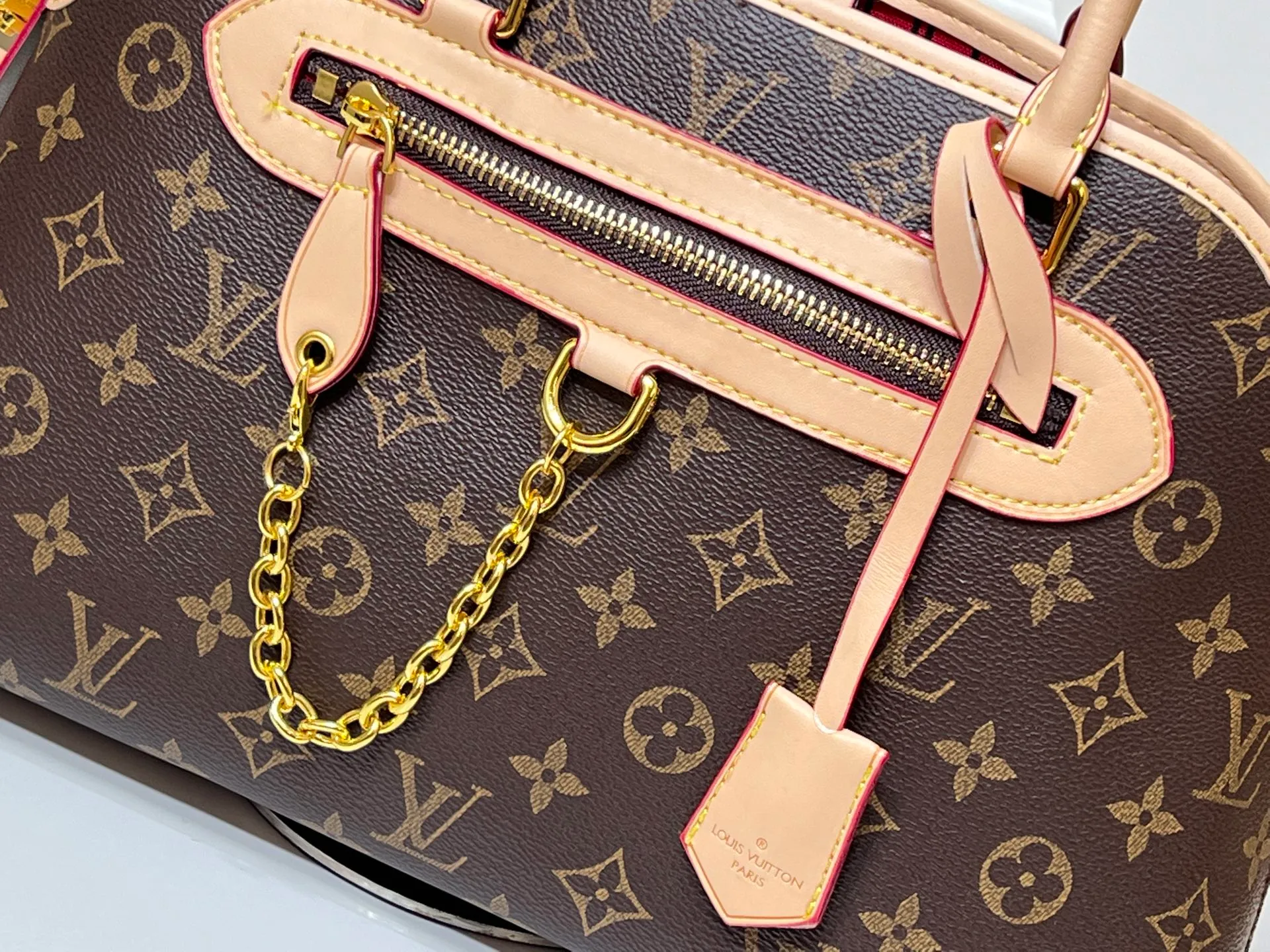 Batch 280💰Small size M15208 M25774 This Louis Vuitton Ever More PM handbag is made of classic Monogram canvas, with light-colored cowhide trim, decorated with a metal chain and padlock design, and has both hand and shoulder functions. It is the brand's modern interpretation of retro bags, integrating classic elements and contemporary design, showing an elegant retro style in the 2025 retro trend. It is suitable for daily commuting, leisure and other occasions. It is a fashionable and practical item. Large size: 35x22x15cm. Small size: 28x18x12cm