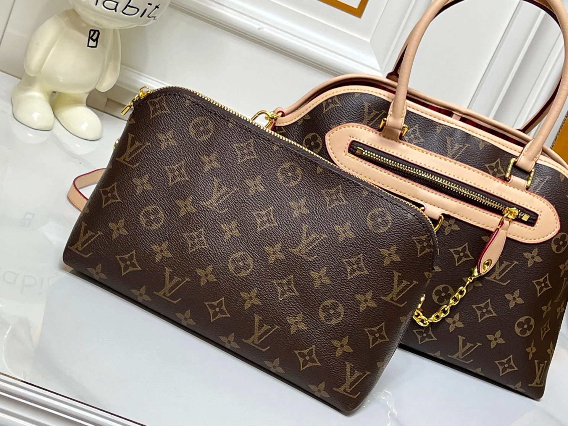Batch 280💰Small size M15208 M25774 This Louis Vuitton Ever More PM handbag is made of classic Monogram canvas, with light-colored cowhide trim, decorated with a metal chain and padlock design, and has both hand and shoulder functions. It is the brand's modern interpretation of retro bags, integrating classic elements and contemporary design, showing an elegant retro style in the 2025 retro trend. It is suitable for daily commuting, leisure and other occasions. It is a fashionable and practical item. Large size: 35x22x15cm. Small size: 28x18x12cm