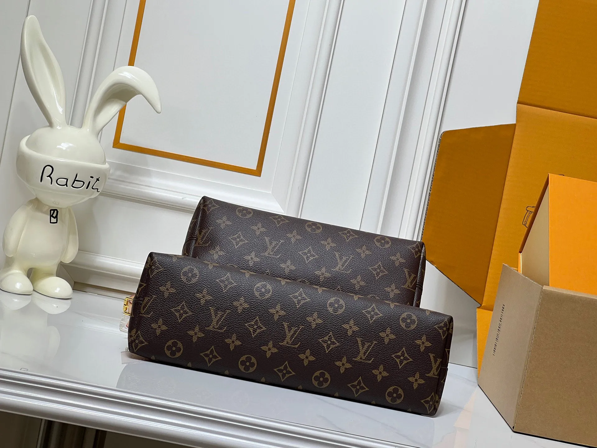 Batch 280💰Small size M15208 M25774 This Louis Vuitton Ever More PM handbag is made of classic Monogram canvas, with light-colored cowhide trim, decorated with a metal chain and padlock design, and has both hand and shoulder functions. It is the brand's modern interpretation of retro bags, integrating classic elements and contemporary design, showing an elegant retro style in the 2025 retro trend. It is suitable for daily commuting, leisure and other occasions. It is a fashionable and practical item. Large size: 35x22x15cm. Small size: 28x18x12cm
