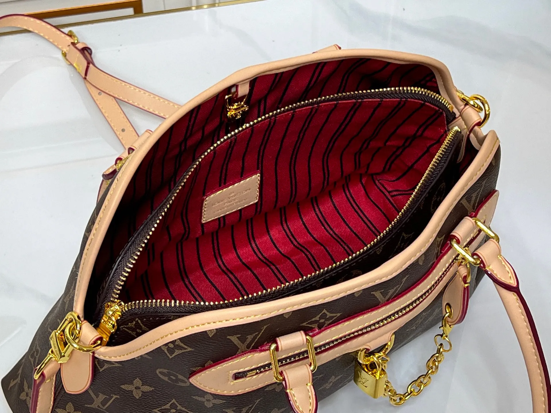 Batch 280💰Small size M15208 M25774 This Louis Vuitton Ever More PM handbag is made of classic Monogram canvas, with light-colored cowhide trim, decorated with a metal chain and padlock design, and has both hand and shoulder functions. It is the brand's modern interpretation of retro bags, integrating classic elements and contemporary design, showing an elegant retro style in the 2025 retro trend. It is suitable for daily commuting, leisure and other occasions. It is a fashionable and practical item. Large size: 35x22x15cm. Small size: 28x18x12cm
