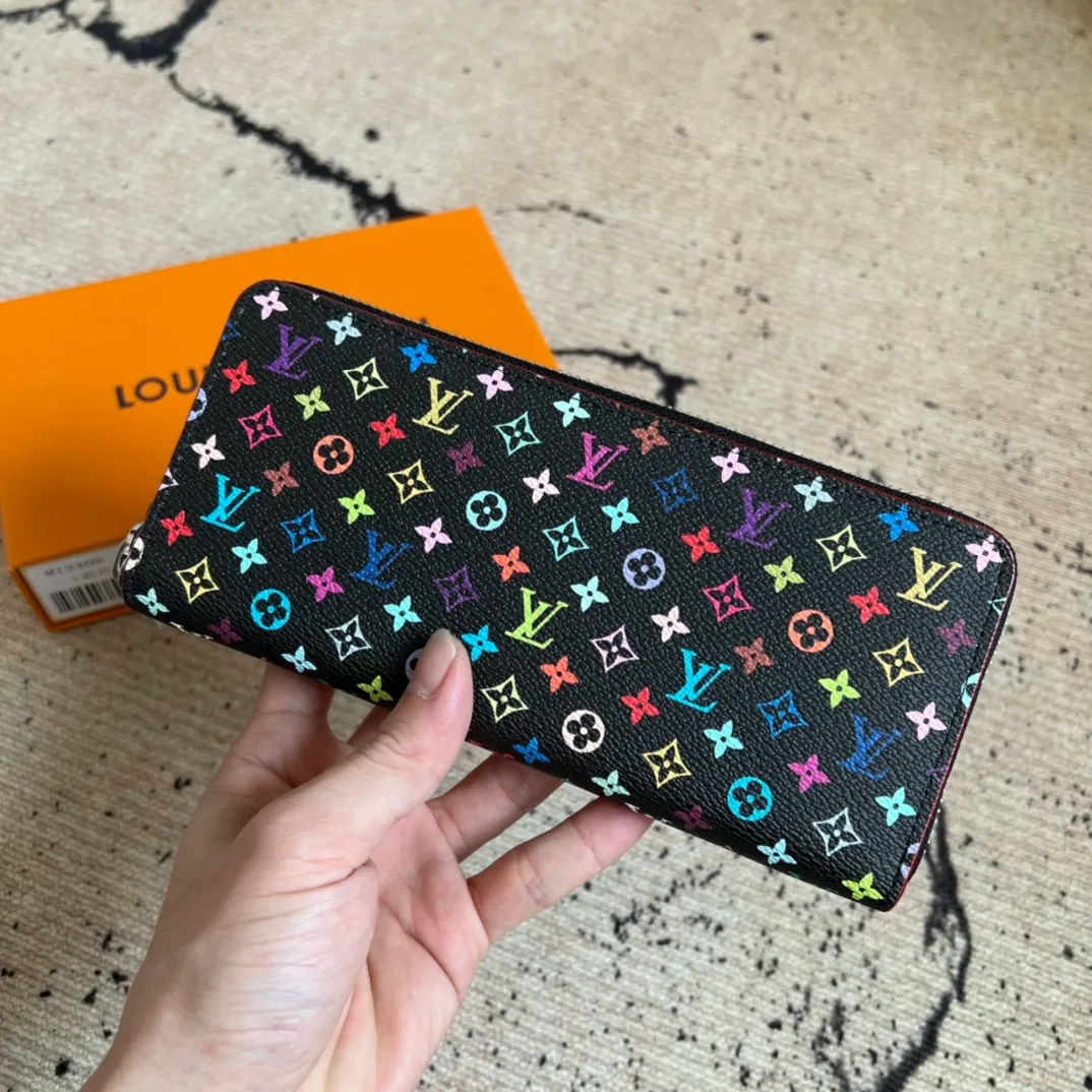 Factory price 360 ​​Top original order M13408 black color Single zipper wallet series Zippy Ld zipper wallet This Monogram print is interpreted in 33 colorful colors. In 2025, Takashi Murakami and LV jointly launched the white tricolor and black tricolor. It was launched in twelve pieces and became popular around the world. It is loved by celebrities and celebrities. It is lively, childlike and friendly. This women's wallet is composed of a zipper bag and a detachable wallet. It has eight card slots, which can be loaded with cards and daily miscellaneous items at any time. The long clip is compact in size, but its storage capacity is not to be underestimated. It can be stored in any handbag! Size: 20*9*2cm.
