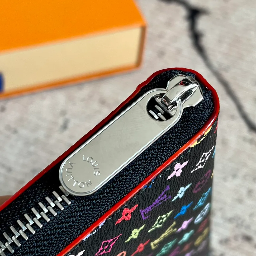 Factory price 360 ​​Top original order M13408 black color Single zipper wallet series Zippy Ld zipper wallet This Monogram print is interpreted in 33 colorful colors. In 2025, Takashi Murakami and LV jointly launched the white tricolor and black tricolor. It was launched in twelve pieces and became popular around the world. It is loved by celebrities and celebrities. It is lively, childlike and friendly. This women's wallet is composed of a zipper bag and a detachable wallet. It has eight card slots, which can be loaded with cards and daily miscellaneous items at any time. The long clip is compact in size, but its storage capacity is not to be underestimated. It can be stored in any handbag! Size: 20*9*2cm.