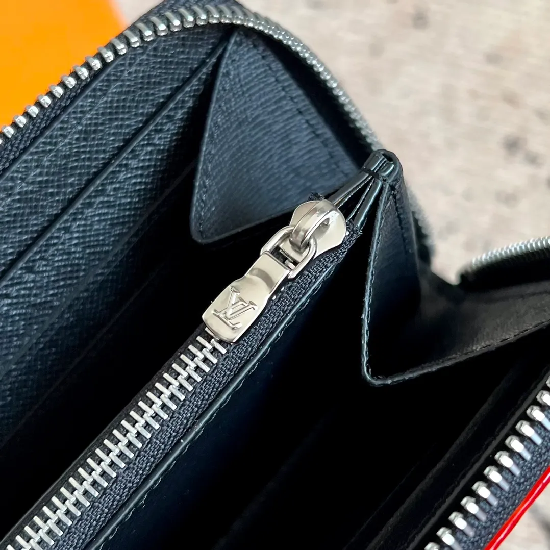Factory price 360 ​​Top original order M13408 black color Single zipper wallet series Zippy Ld zipper wallet This Monogram print is interpreted in 33 colorful colors. In 2025, Takashi Murakami and LV jointly launched the white tricolor and black tricolor. It was launched in twelve pieces and became popular around the world. It is loved by celebrities and celebrities. It is lively, childlike and friendly. This women's wallet is composed of a zipper bag and a detachable wallet. It has eight card slots, which can be loaded with cards and daily miscellaneous items at any time. The long clip is compact in size, but its storage capacity is not to be underestimated. It can be stored in any handbag! Size: 20*9*2cm.