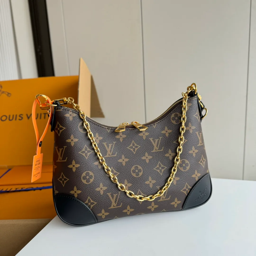 p1660 [Equipped with a full set of MB tax-free packaging] Upgraded diamond-shaped variable code chip 𝐁𝐎𝐔𝐋𝐎𝐆𝐍𝐄The king of hot hits #M45832 Special grade all-steel physical shooting Size: 29*16*9.5cm A good-looking and packable croissant 🥐 perfectly integrates retro and fashion, not only reaches a new height in appearance, The storage capacity is also very user-friendly. The bag body is not big, so it can meet the daily needs of large storage space. The detachable and adjustable shoulder strap design allows more choices for daily concave shapes. The matching of the chain adds an elegant element to the entire bag. The design of the chain turns the entire bag into an armpit bag in seconds. I think it is a top-notch product 𝐲𝐲𝐝𝐬!