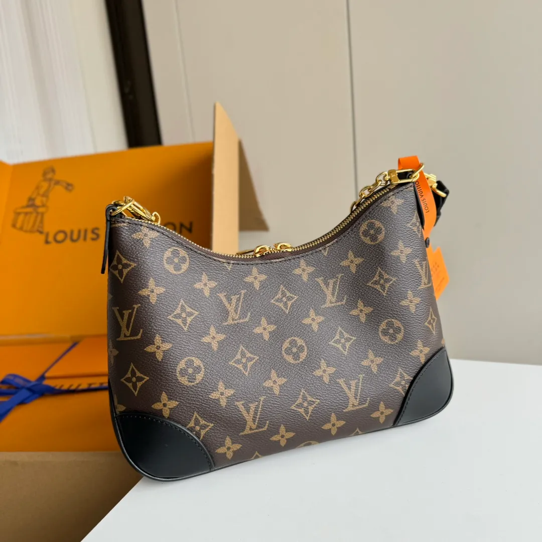 p1660 [Equipped with a full set of MB tax-free packaging] Upgraded diamond-shaped variable code chip 𝐁𝐎𝐔𝐋𝐎𝐆𝐍𝐄The king of hot hits #M45832 Special grade all-steel physical shooting Size: 29*16*9.5cm A good-looking and packable croissant 🥐 perfectly integrates retro and fashion, not only reaches a new height in appearance, The storage capacity is also very user-friendly. The bag body is not big, so it can meet the daily needs of large storage space. The detachable and adjustable shoulder strap design allows more choices for daily concave shapes. The matching of the chain adds an elegant element to the entire bag. The design of the chain turns the entire bag into an armpit bag in seconds. I think it is a top-notch product 𝐲𝐲𝐝𝐬!