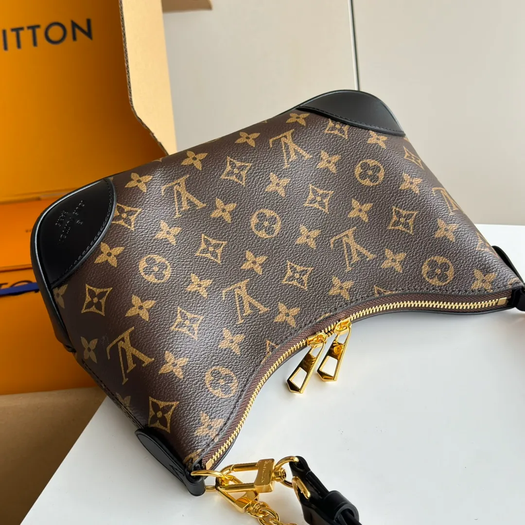 p1660 [Equipped with a full set of MB tax-free packaging] Upgraded diamond-shaped variable code chip 𝐁𝐎𝐔𝐋𝐎𝐆𝐍𝐄The king of hot hits #M45832 Special grade all-steel physical shooting Size: 29*16*9.5cm A good-looking and packable croissant 🥐 perfectly integrates retro and fashion, not only reaches a new height in appearance, The storage capacity is also very user-friendly. The bag body is not big, so it can meet the daily needs of large storage space. The detachable and adjustable shoulder strap design allows more choices for daily concave shapes. The matching of the chain adds an elegant element to the entire bag. The design of the chain turns the entire bag into an armpit bag in seconds. I think it is a top-notch product 𝐲𝐲𝐝𝐬!